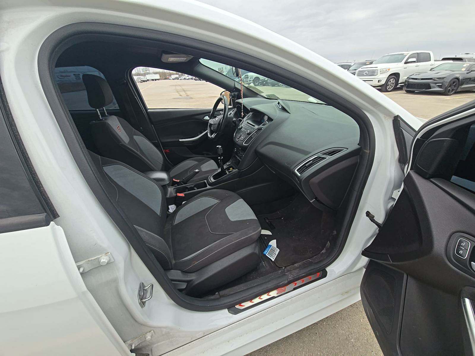 2017 Ford Focus ST FWD