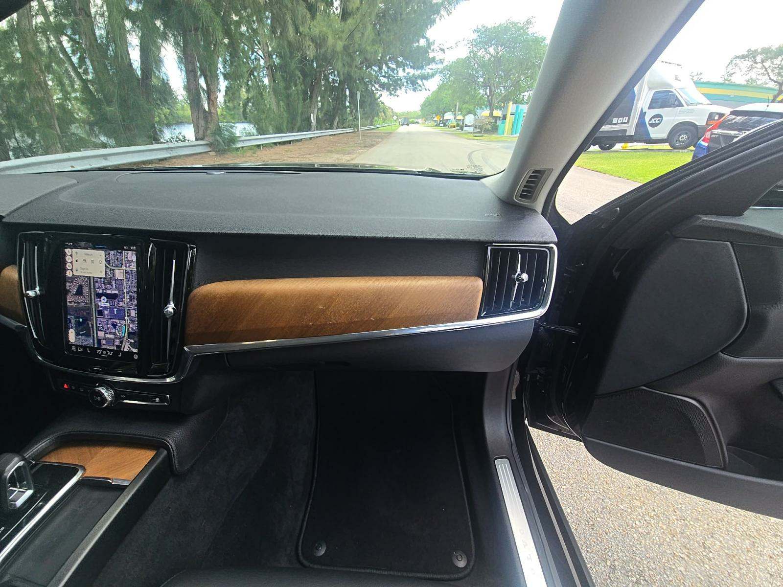 2022 Volvo S90 B6 Momentum AWD