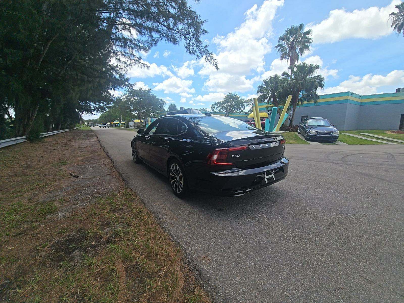 2022 Volvo S90 B6 Momentum AWD