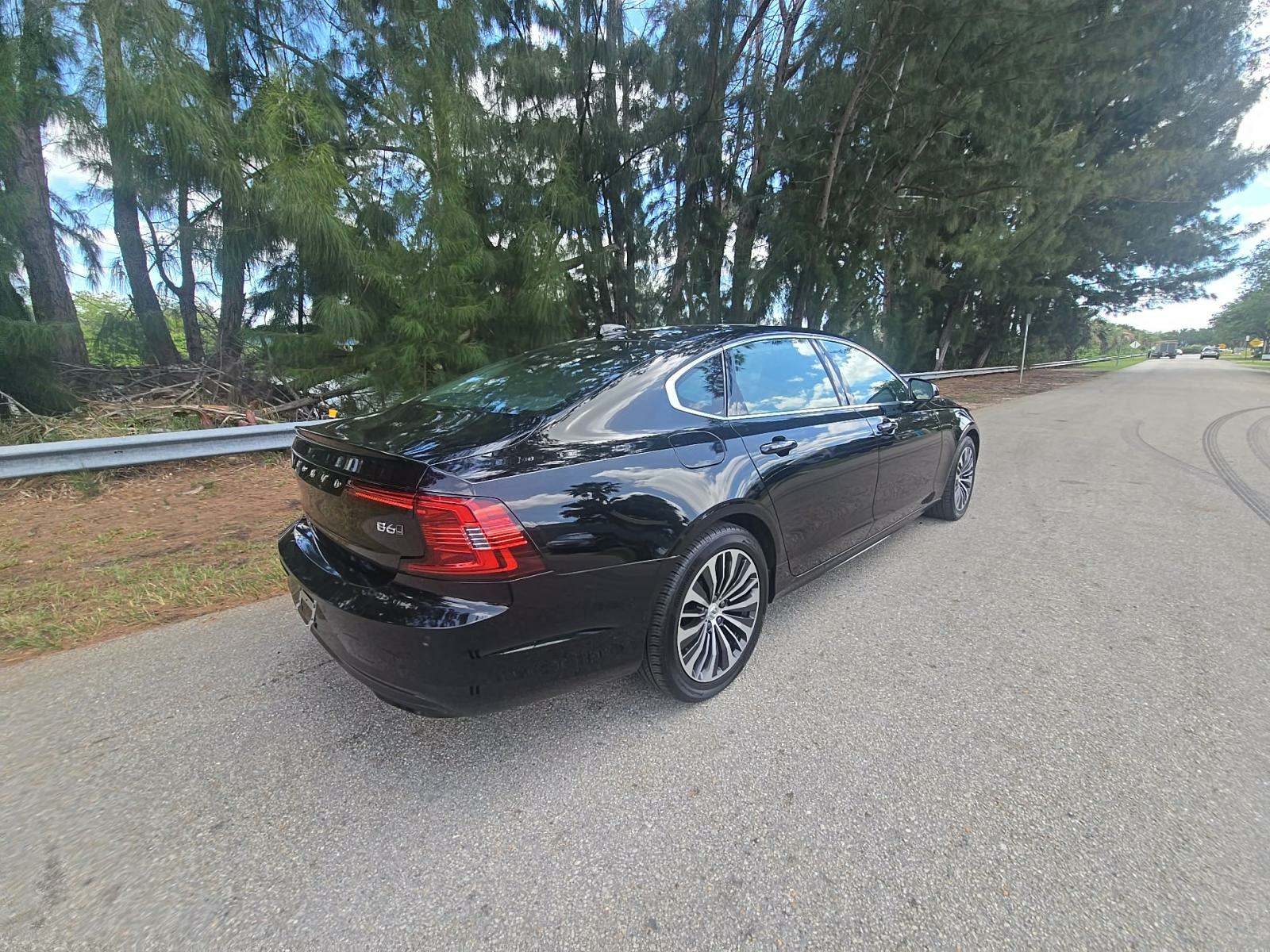 2022 Volvo S90 B6 Momentum AWD