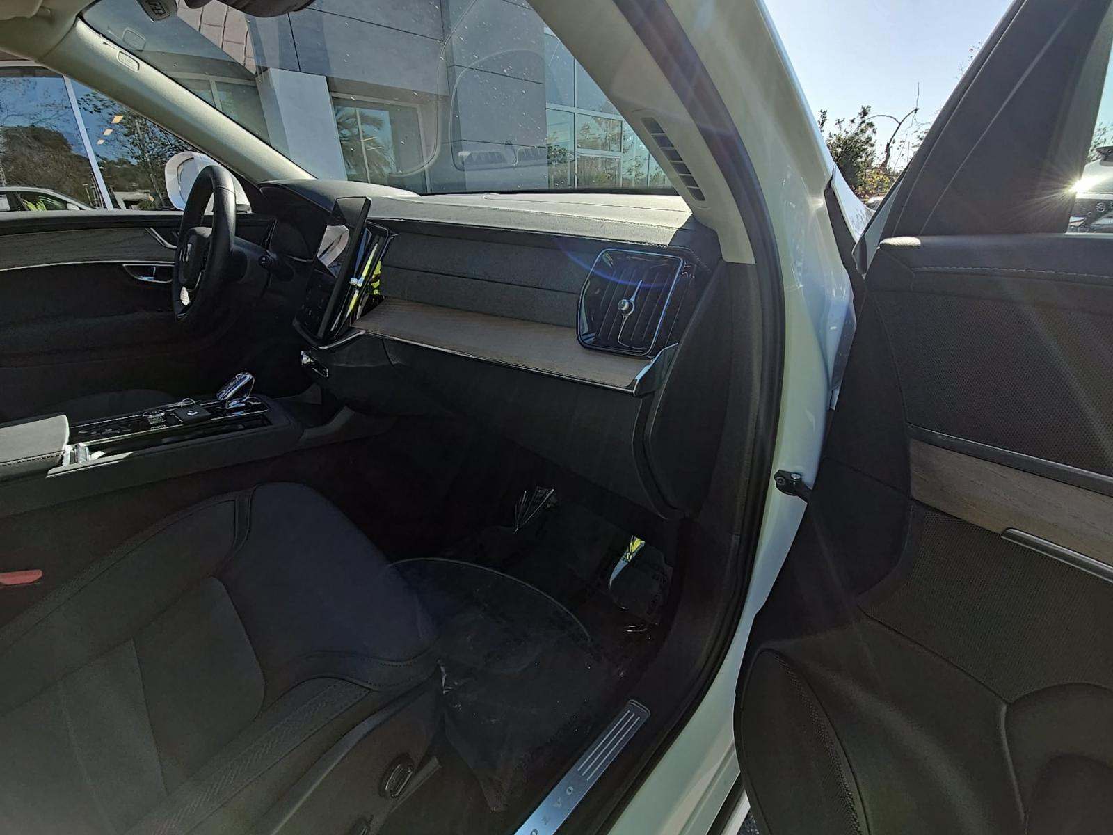 2025 Volvo XC90 B5 Plus AWD