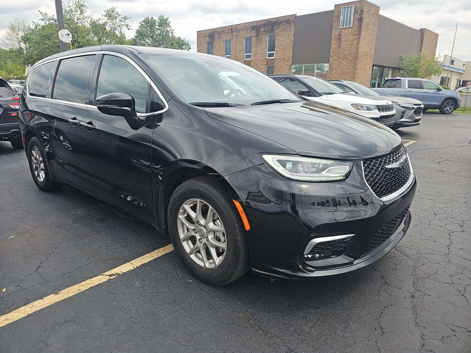 2025 Chrysler Pacifica Select FWD