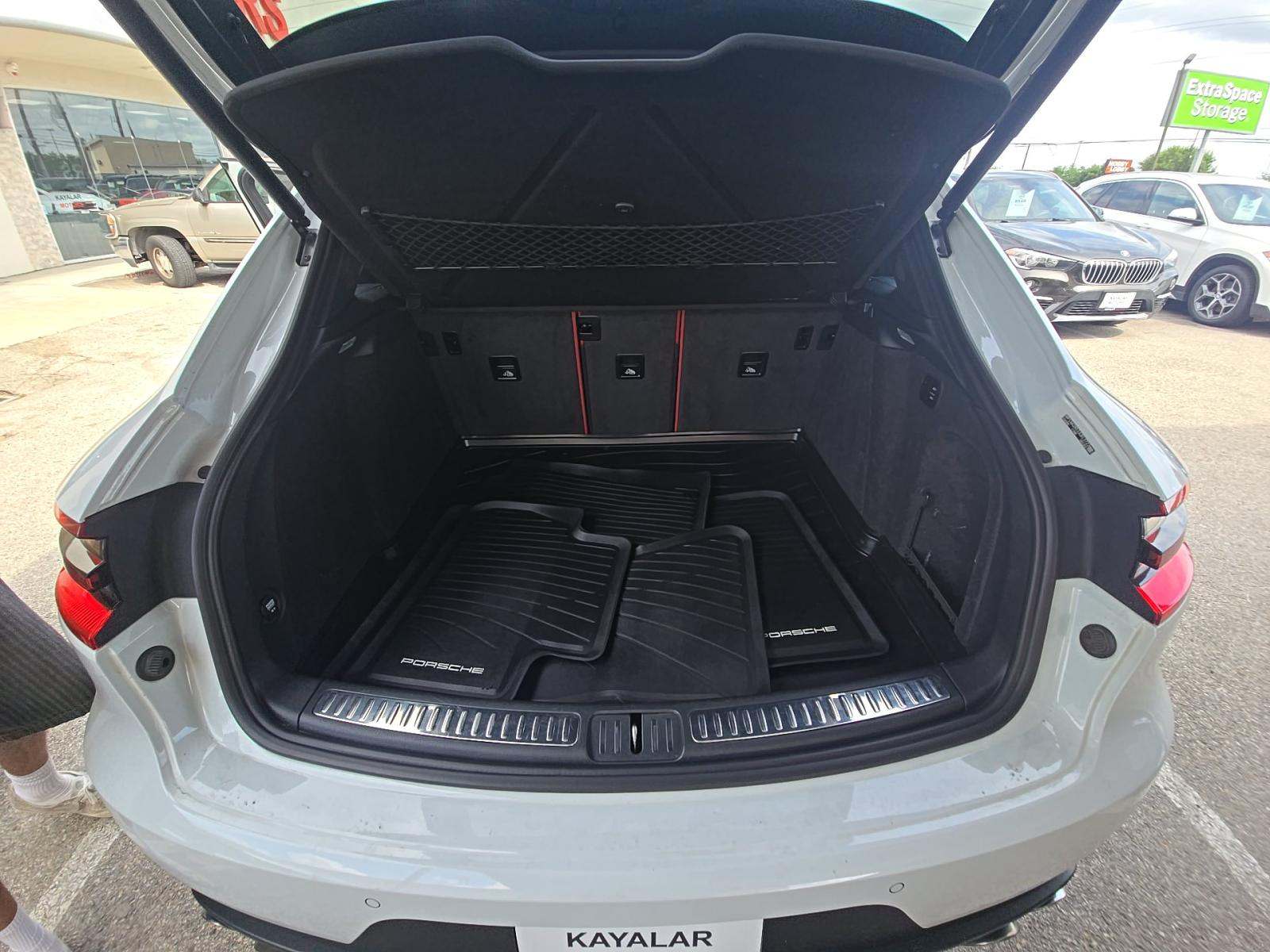 PORSCHE MACAN - 10