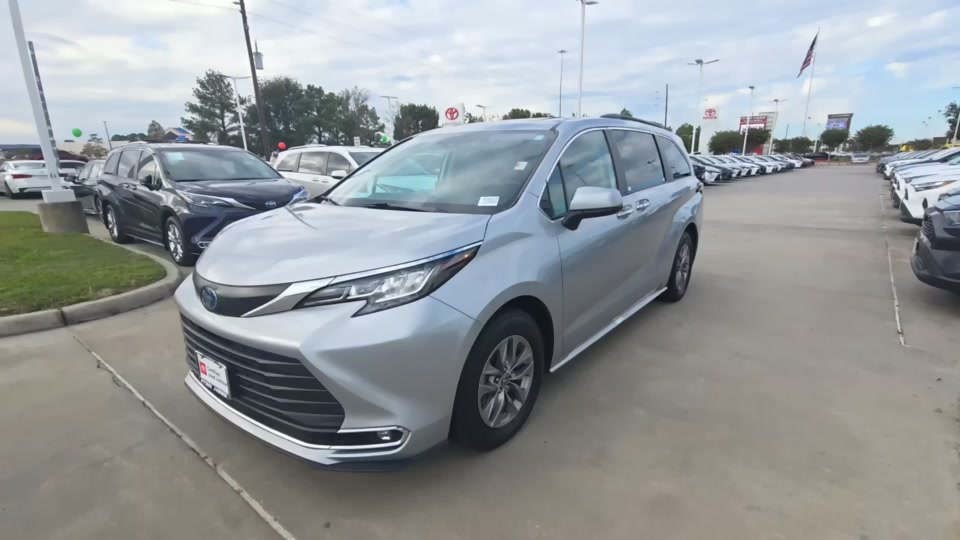 2023 Toyota Sienna XLE 8-Passenger 120.5
