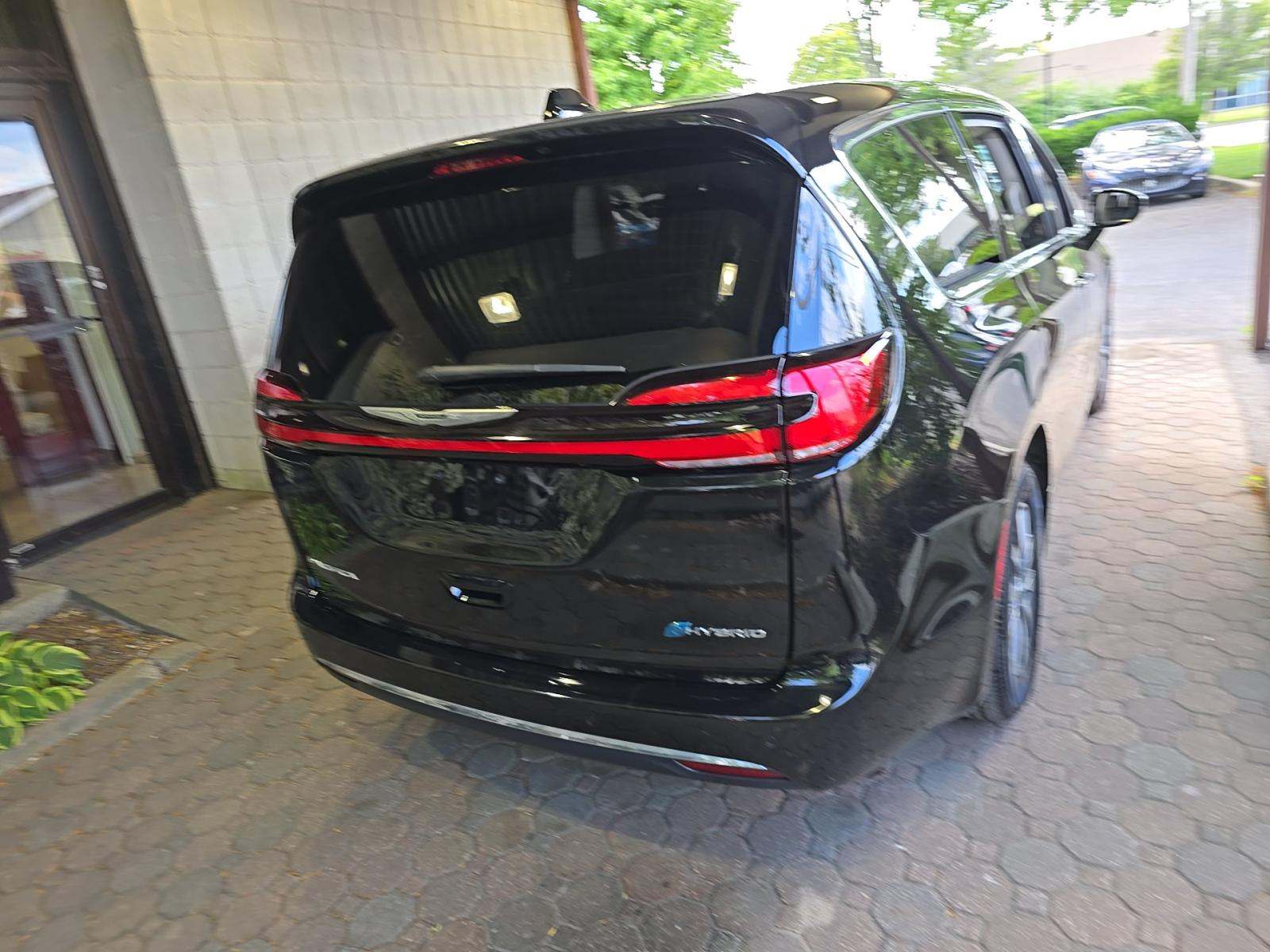 2024 Chrysler Pacifica Hybrid Select FWD