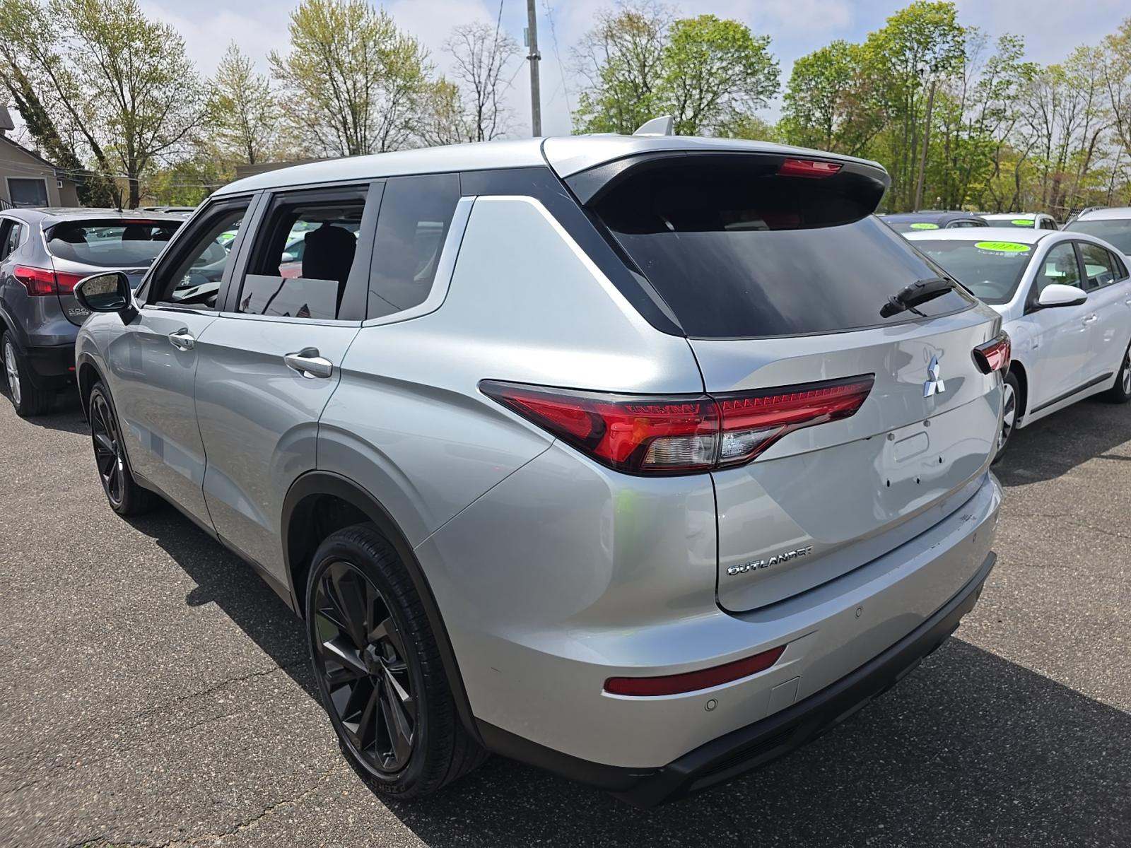 2022 Mitsubishi Outlander ES FWD