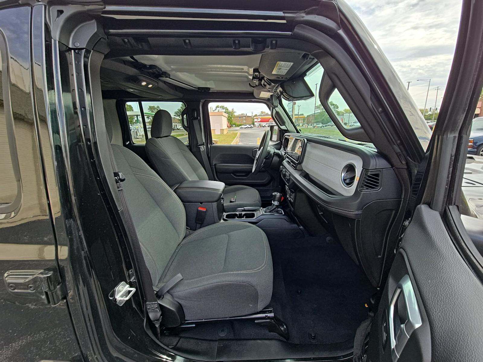 2025 Jeep Wrangler Sahara AWD