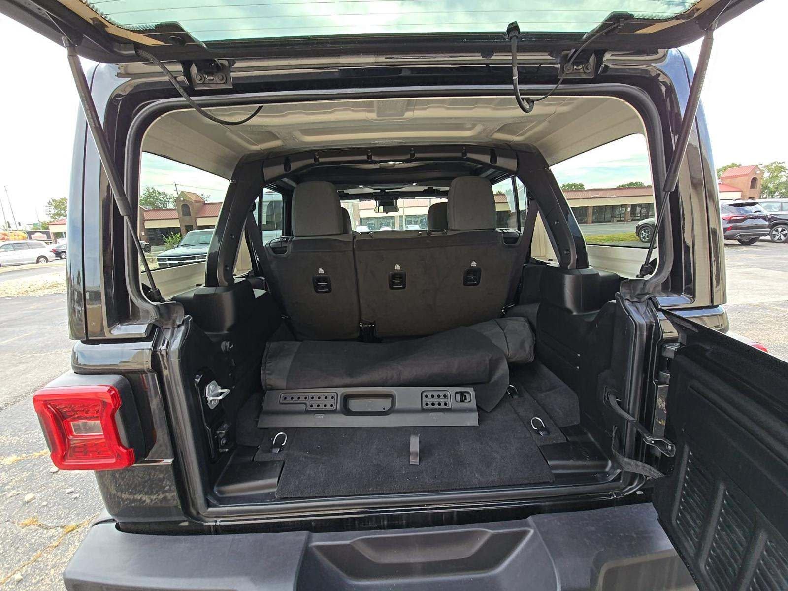 2025 Jeep Wrangler Sahara AWD