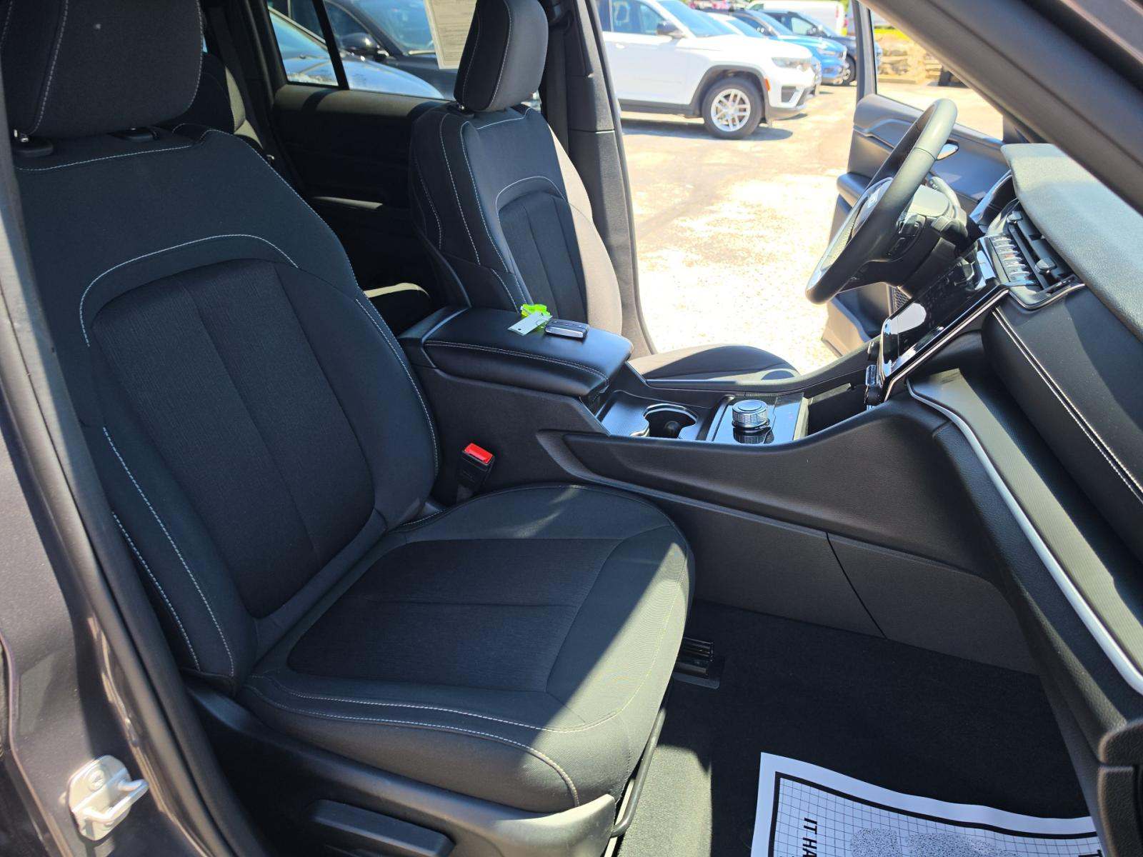 2024 Jeep Grand Cherokee Laredo AWD