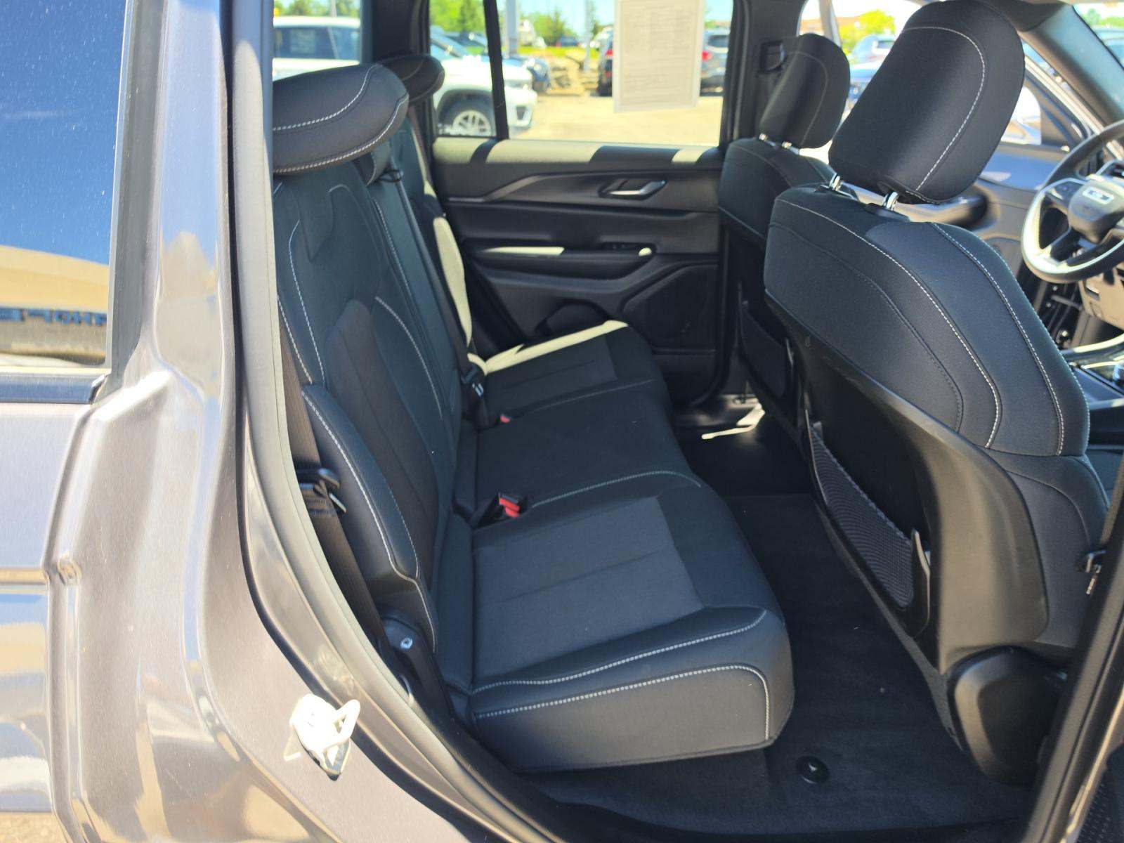 2024 Jeep Grand Cherokee Laredo AWD