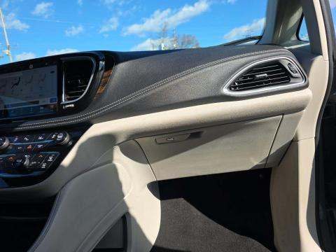 2023 Chrysler Pacifica Limited FWD