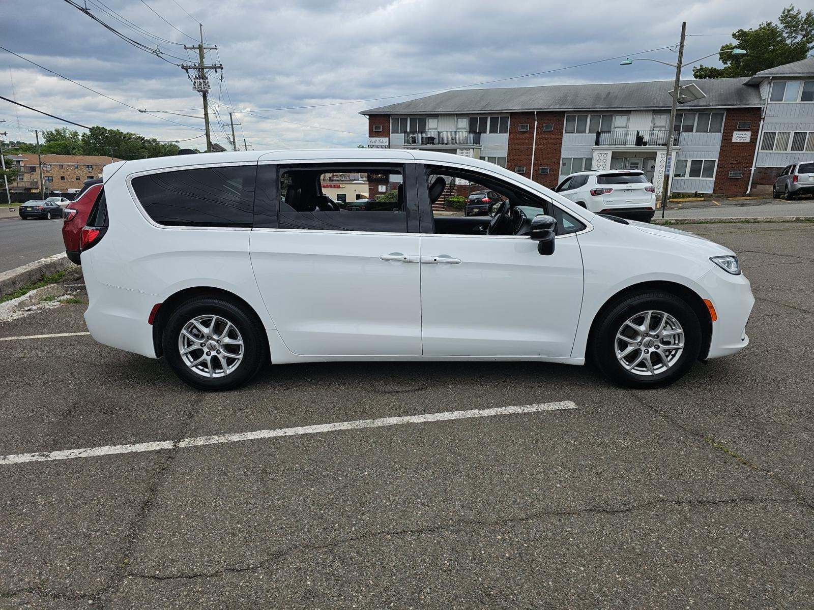 2025 Chrysler Pacifica Select FWD