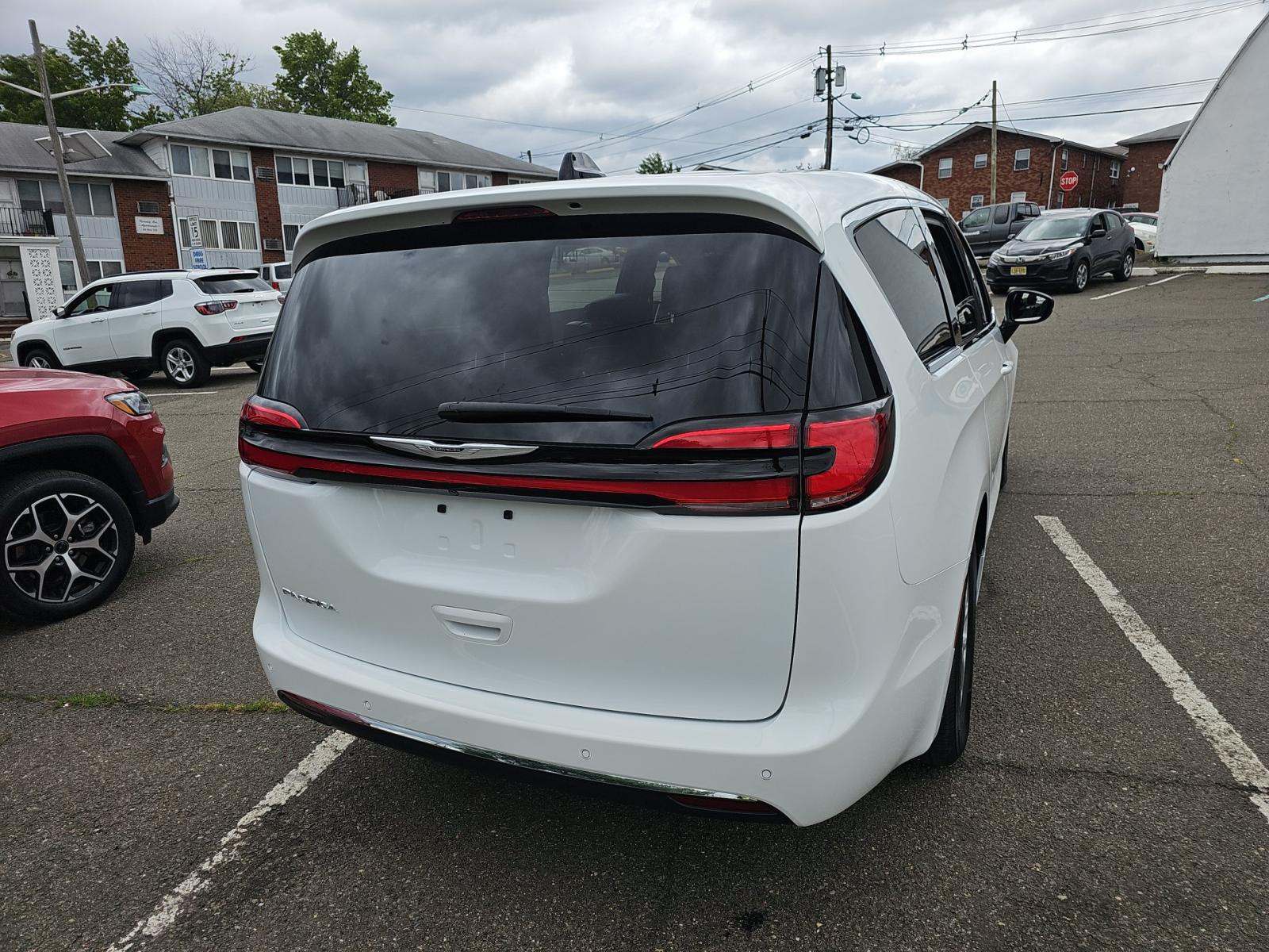 2025 Chrysler Pacifica Select FWD