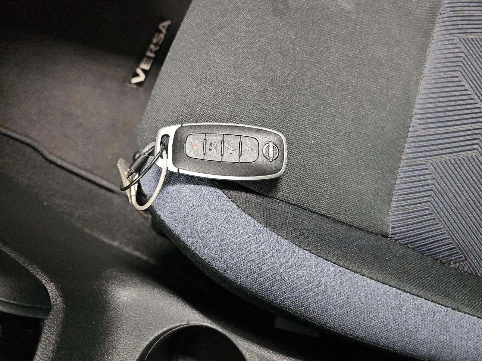 NISSAN VERSA - 8