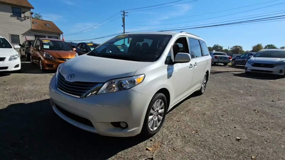 2017 Toyota Sienna XLE 7-Passenger 119.3