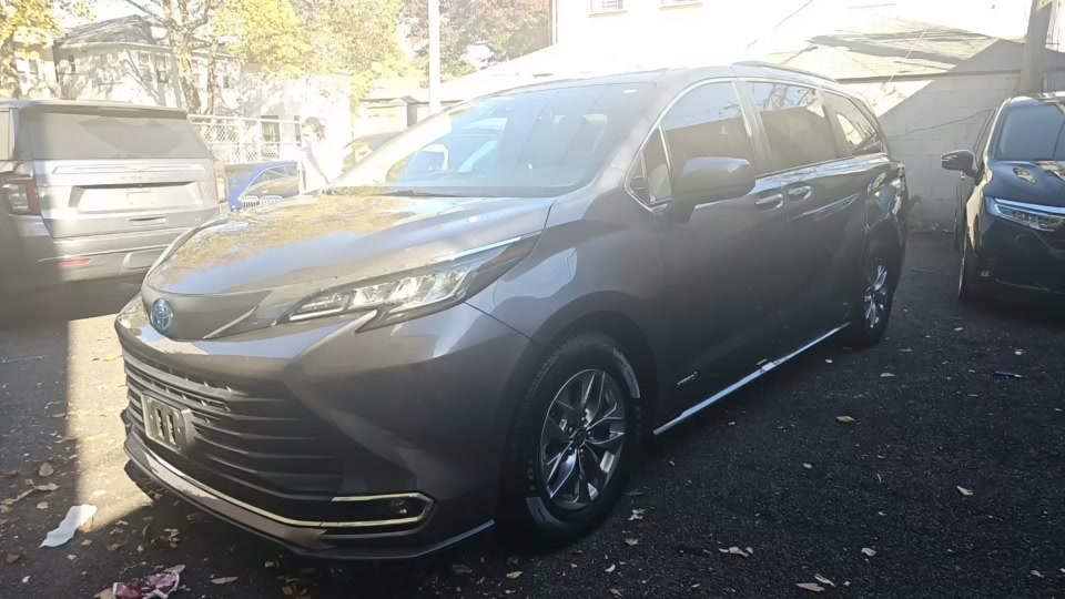 2021 Toyota Sienna XLE 8-Passenger 120.5