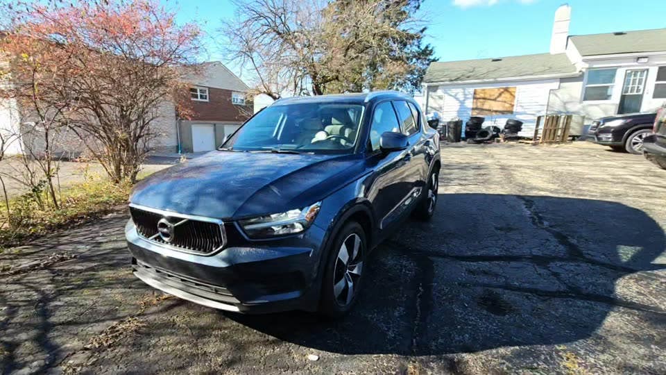 2022 Volvo XC40 T5 Momentum