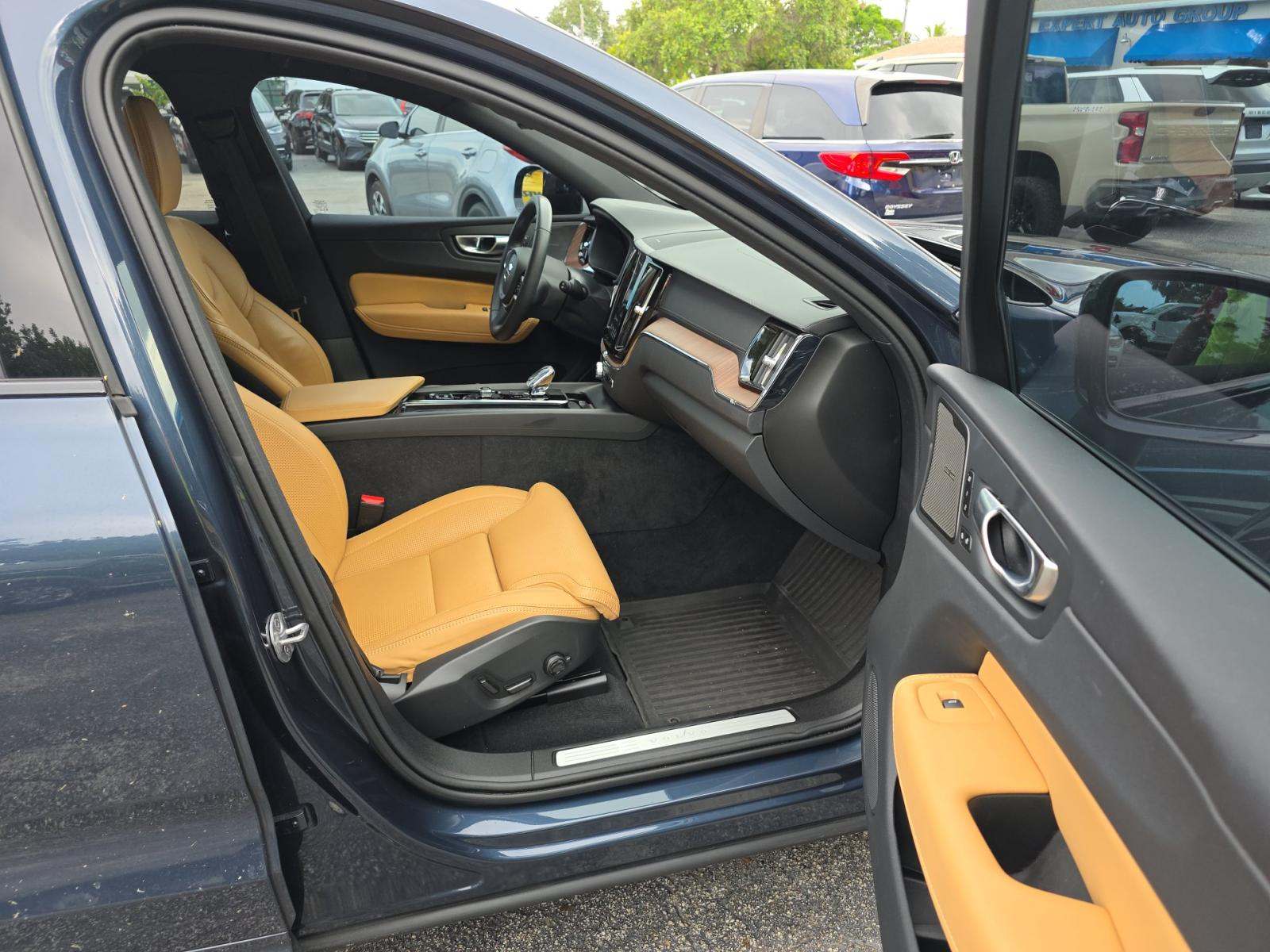 2024 Volvo XC60 B5 Ultimate AWD