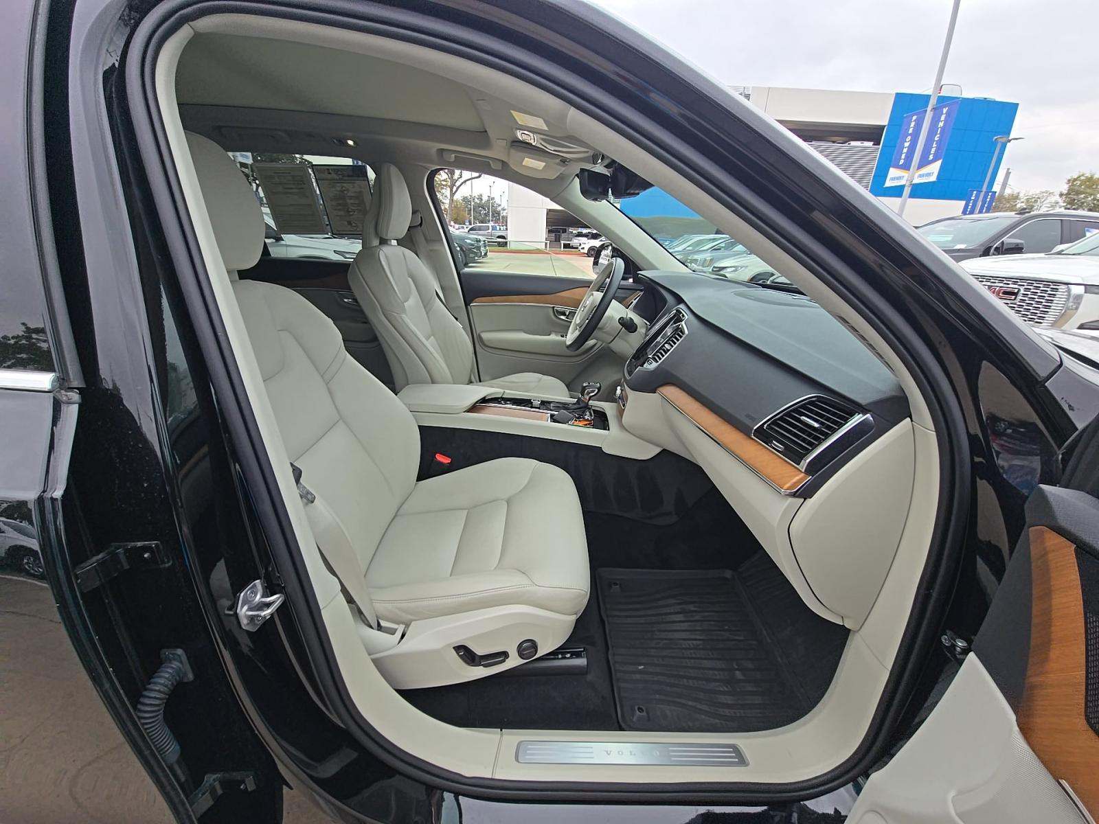 2022 Volvo XC90 T6 Momentum AWD