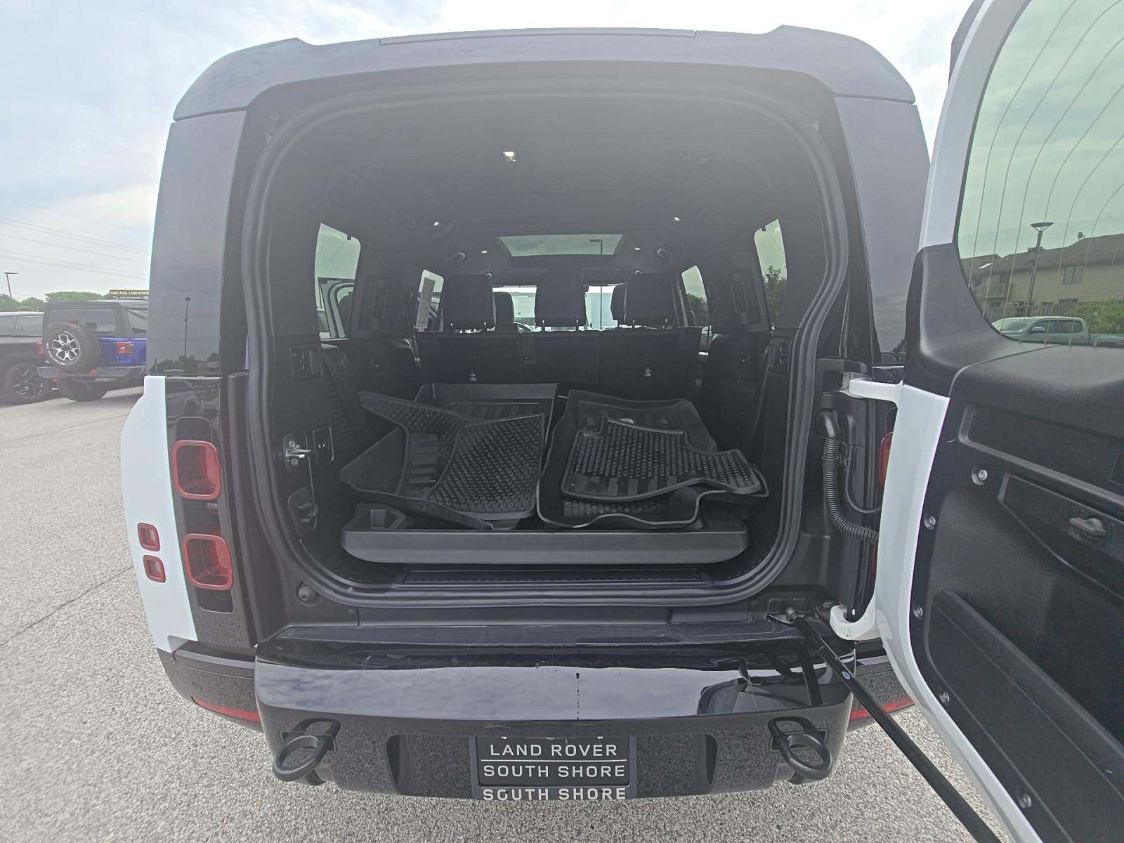 2024 Land Rover Defender 130 X-Dynamic SE AWD