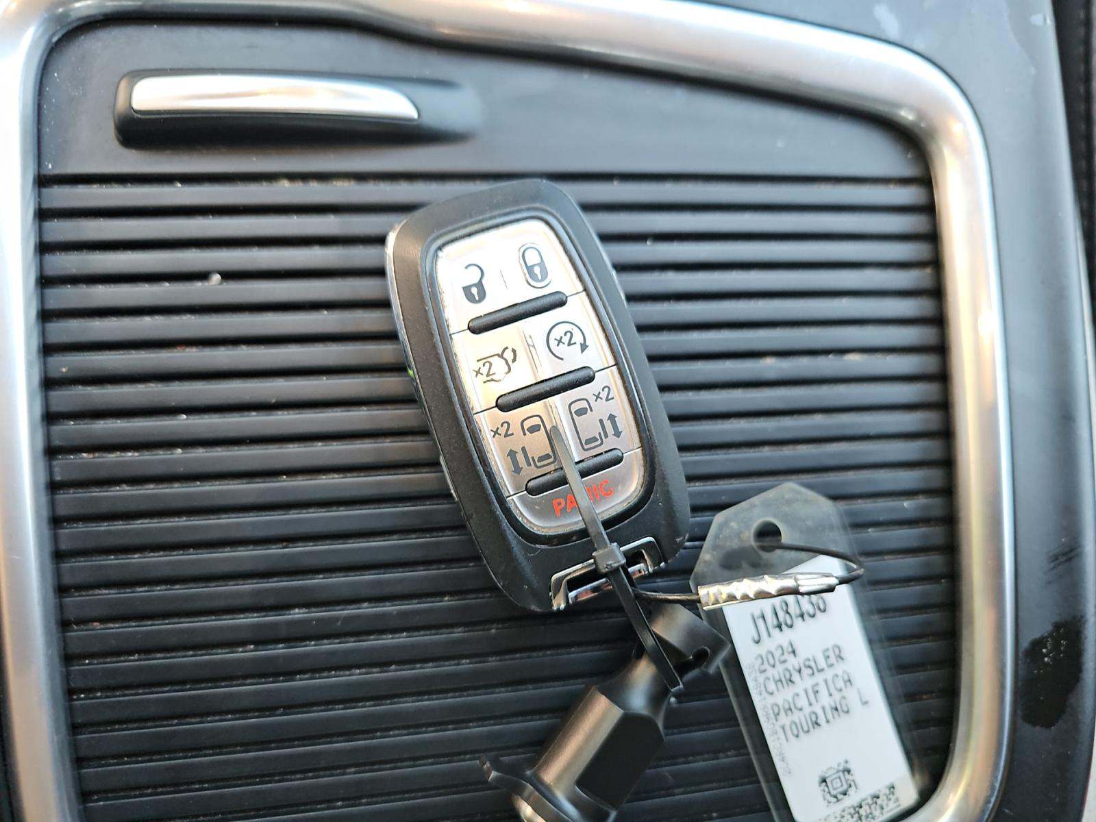 CHRYSLER PACIFICA - 8