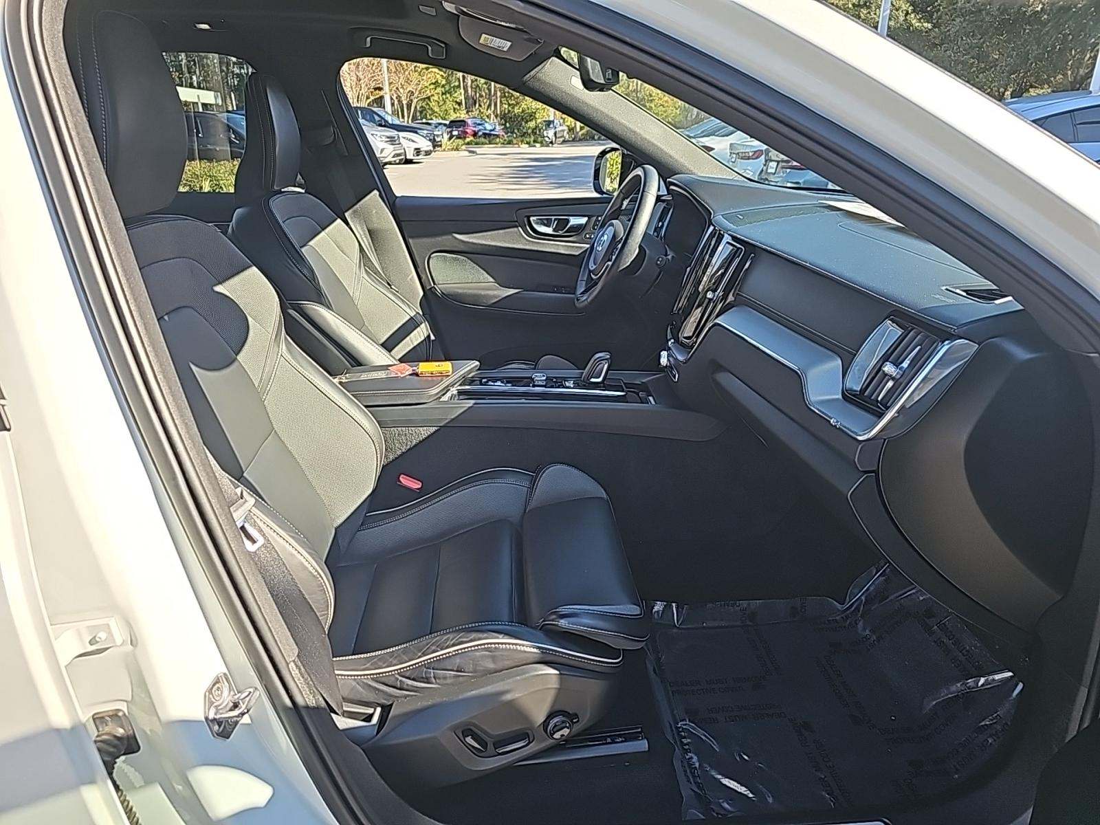 2022 Volvo XC60 B6 R-Design AWD