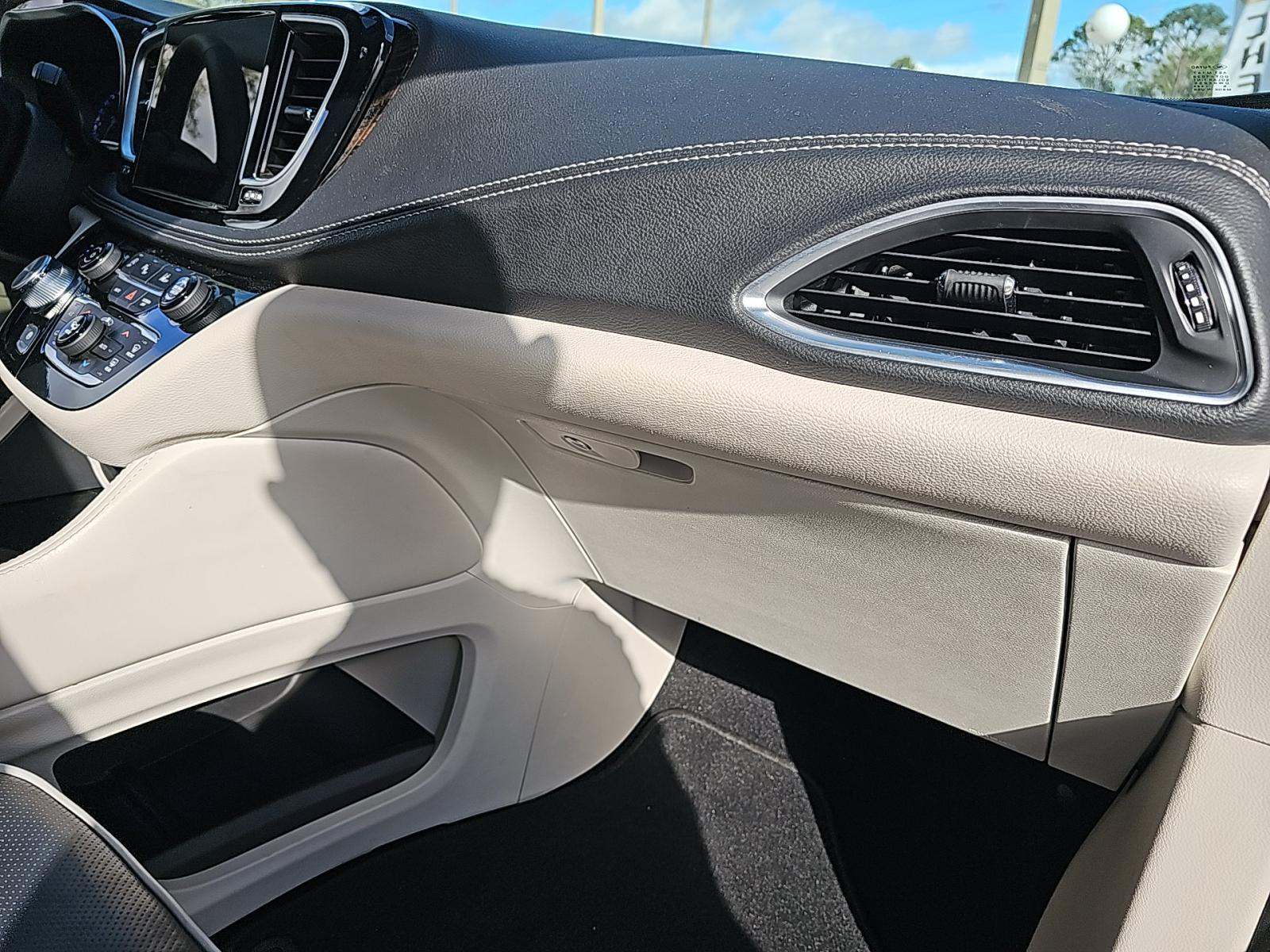 2024 Chrysler Pacifica Limited FWD