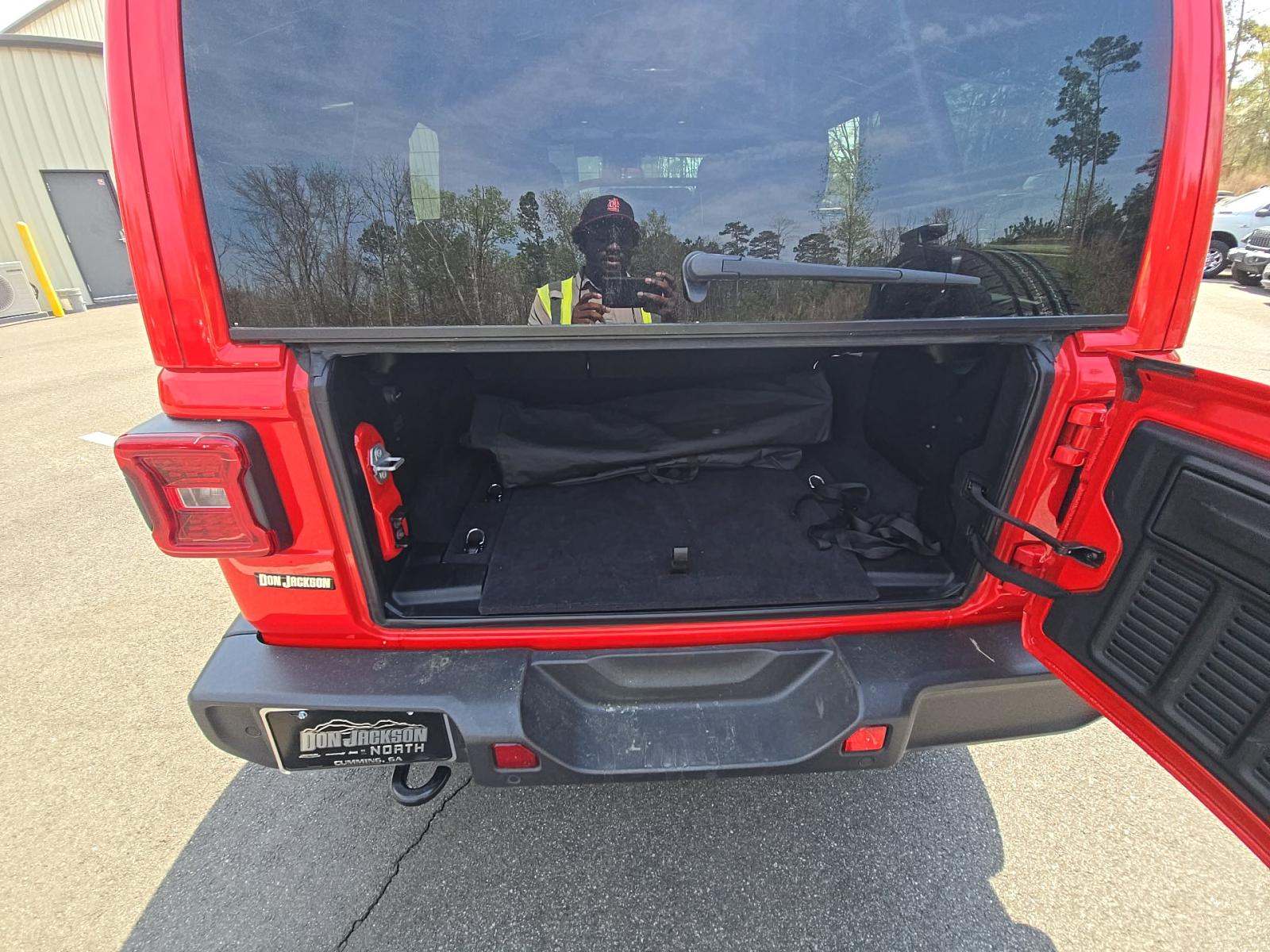 JEEP 4XE SAHARA - 10