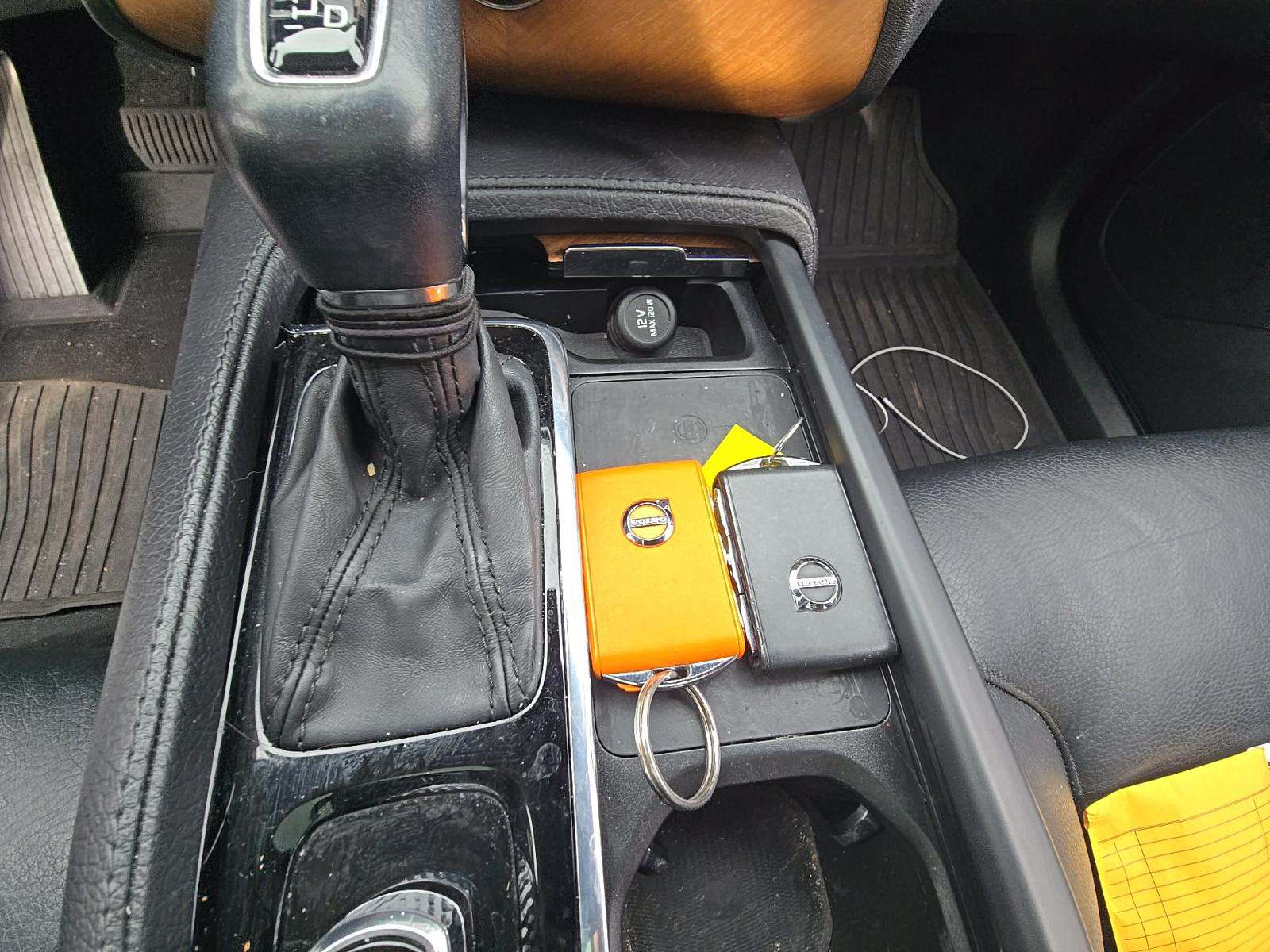 2022 Volvo XC90 T6 Momentum AWD