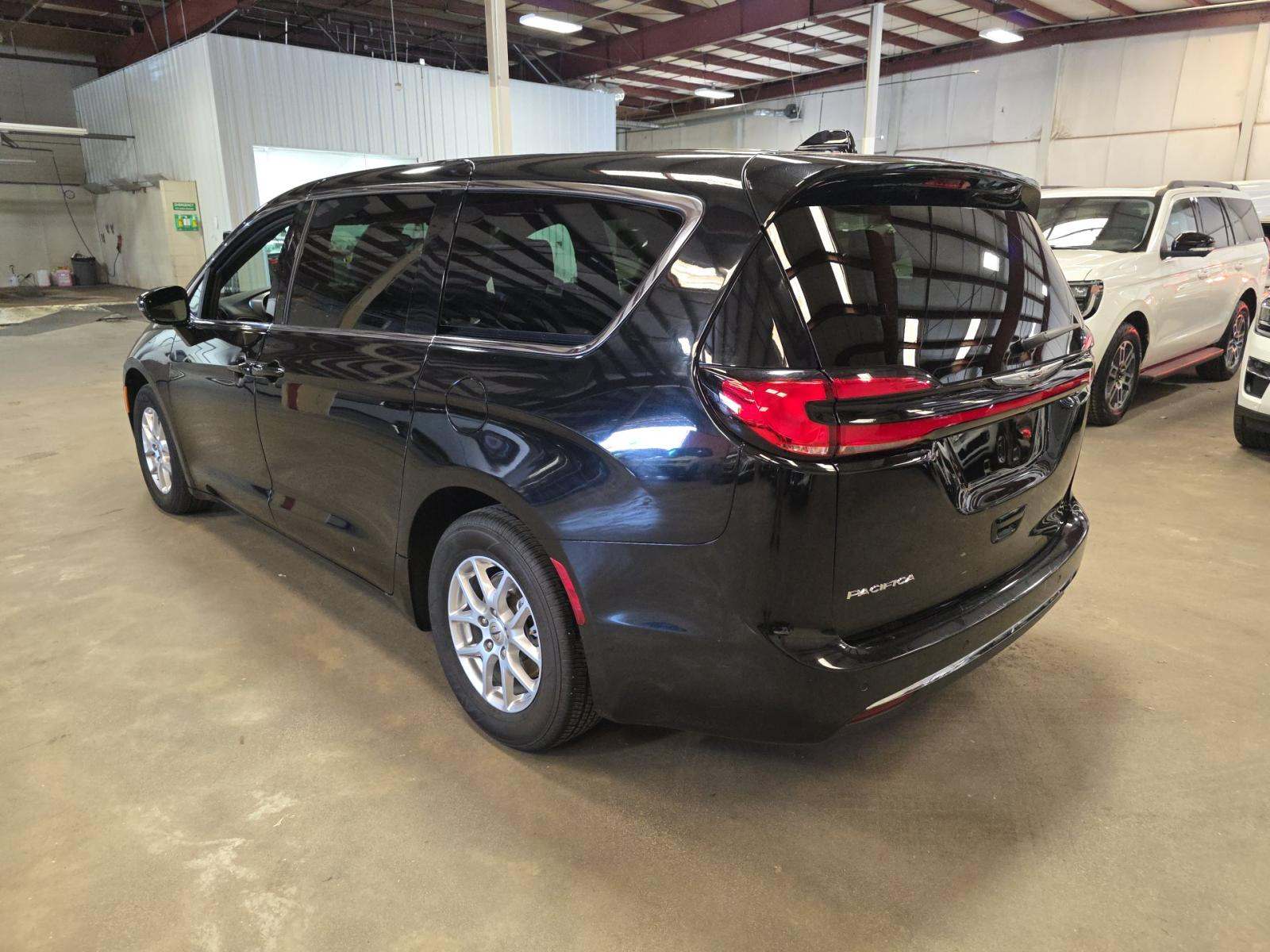 CHRYSLER PACIFICA - 2