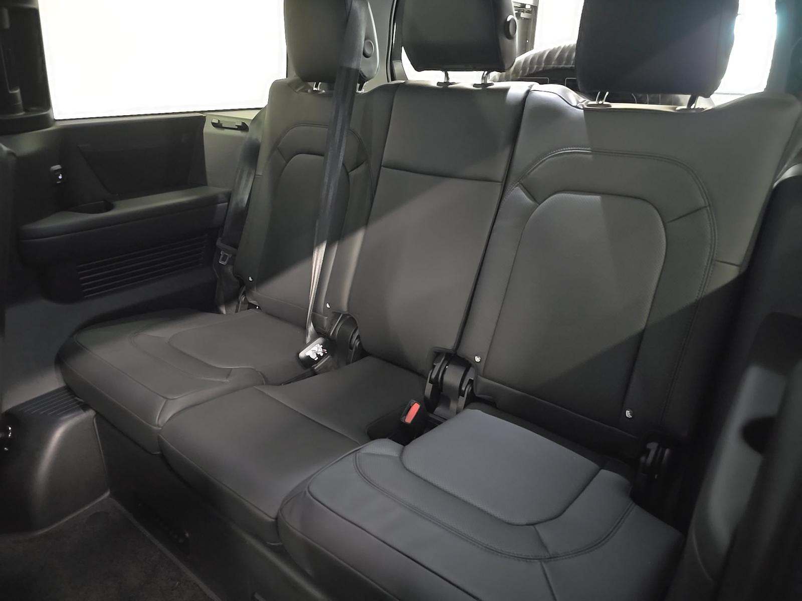 2025 Land Rover Defender 130 X-Dynamic SE AWD