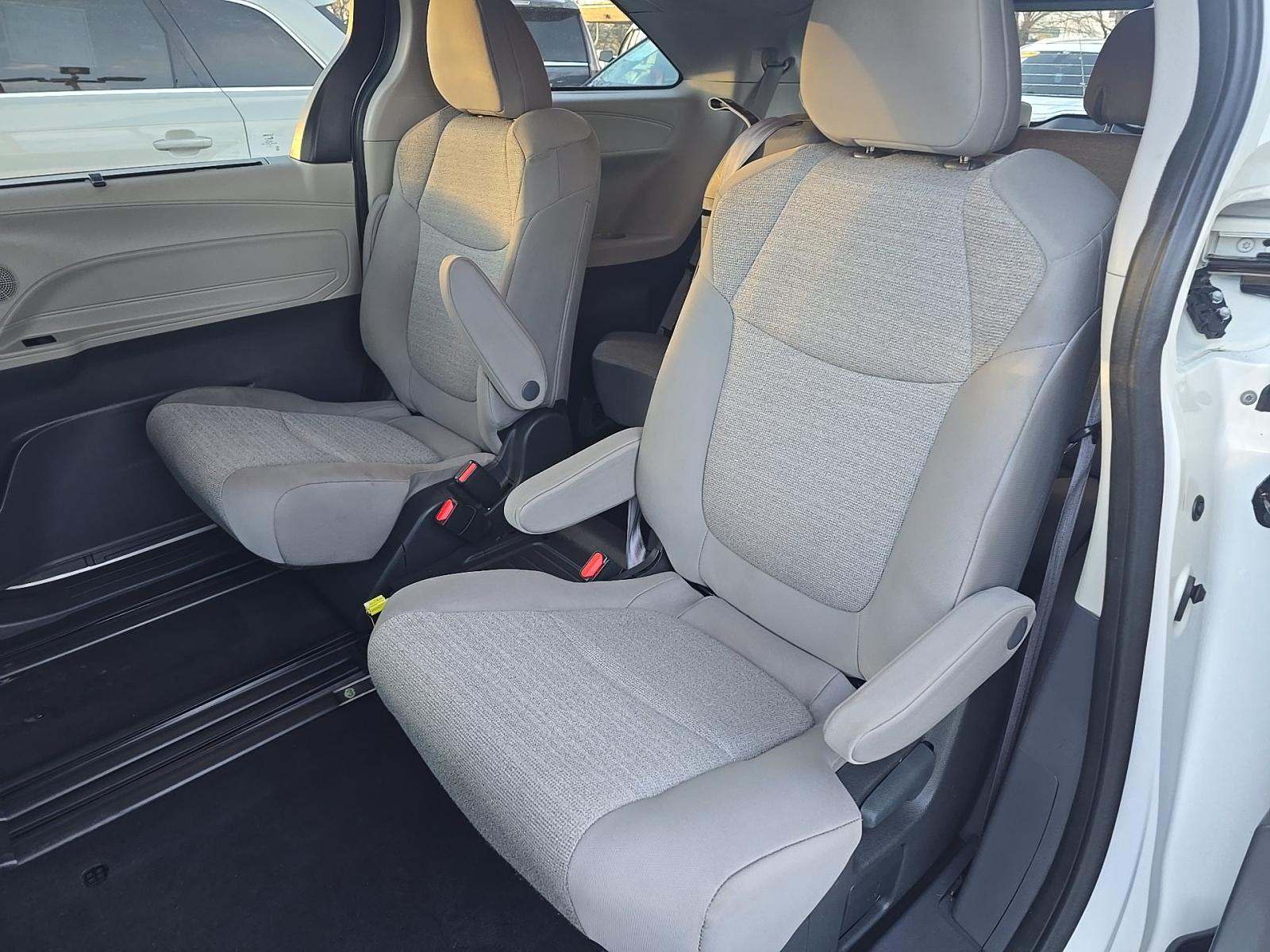 2024 Toyota Sienna LE FWD