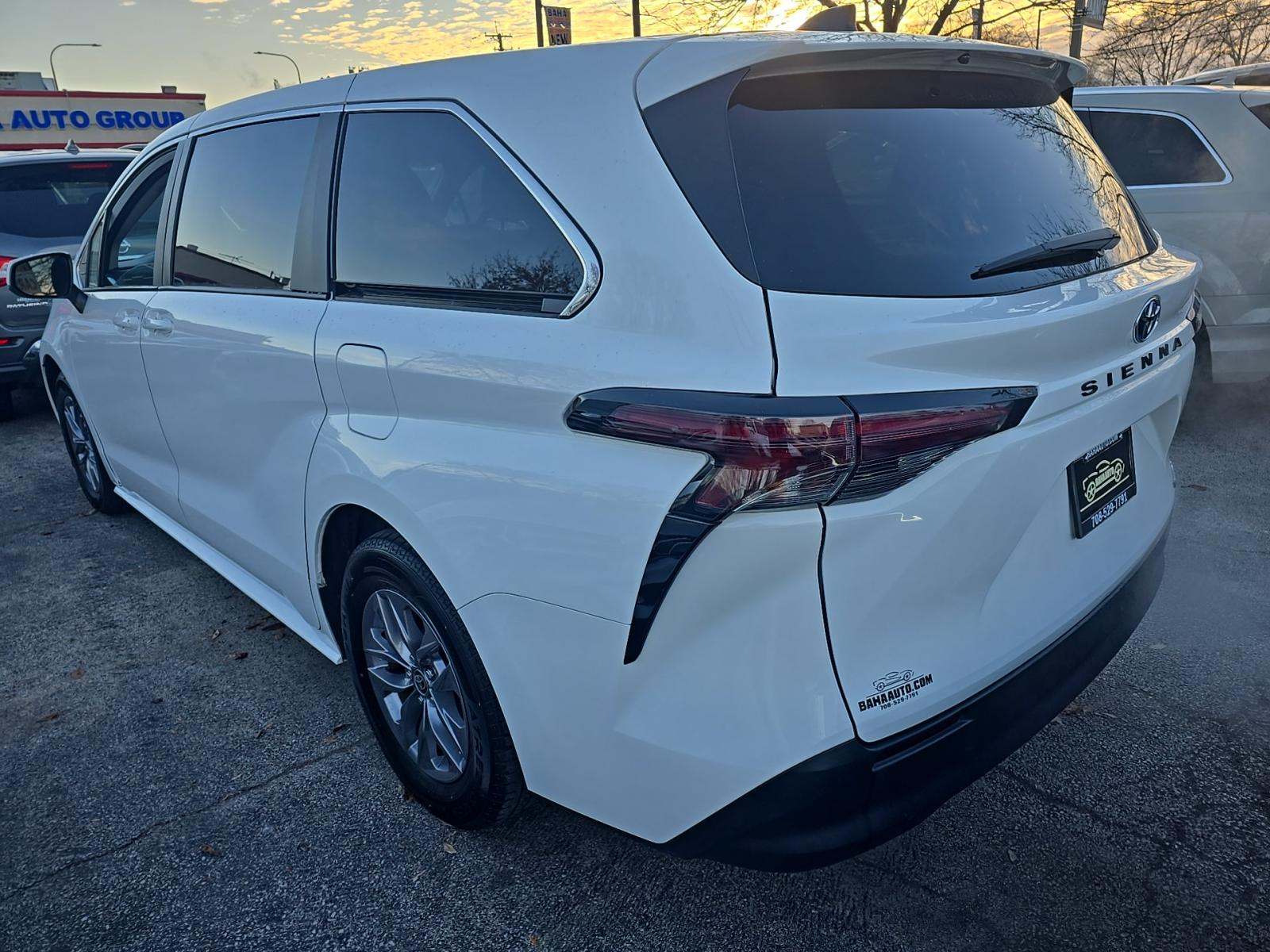 2024 Toyota Sienna LE FWD