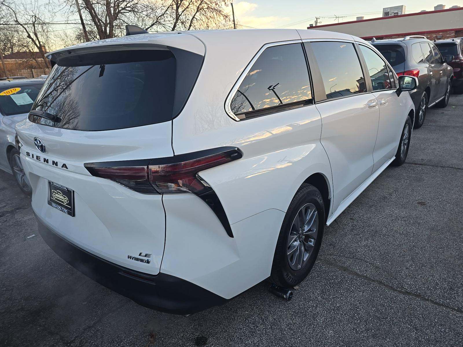 2024 Toyota Sienna LE FWD