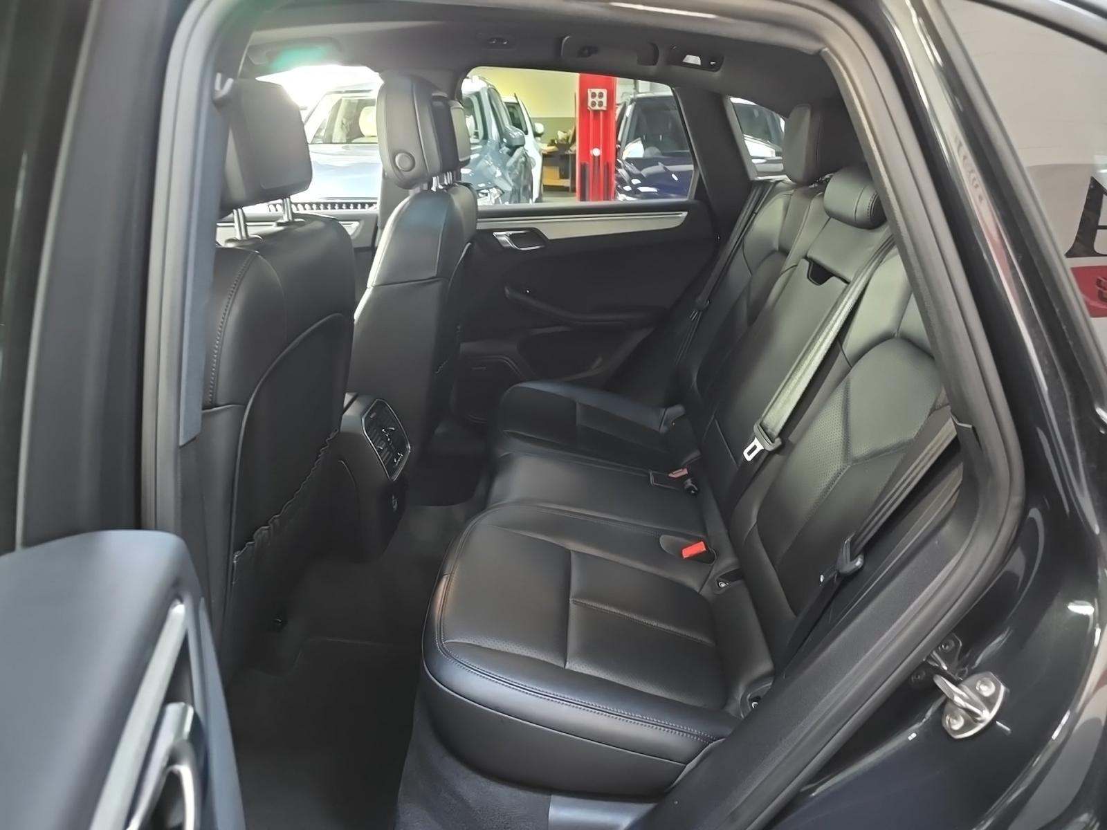 2018 Porsche Macan Base AWD