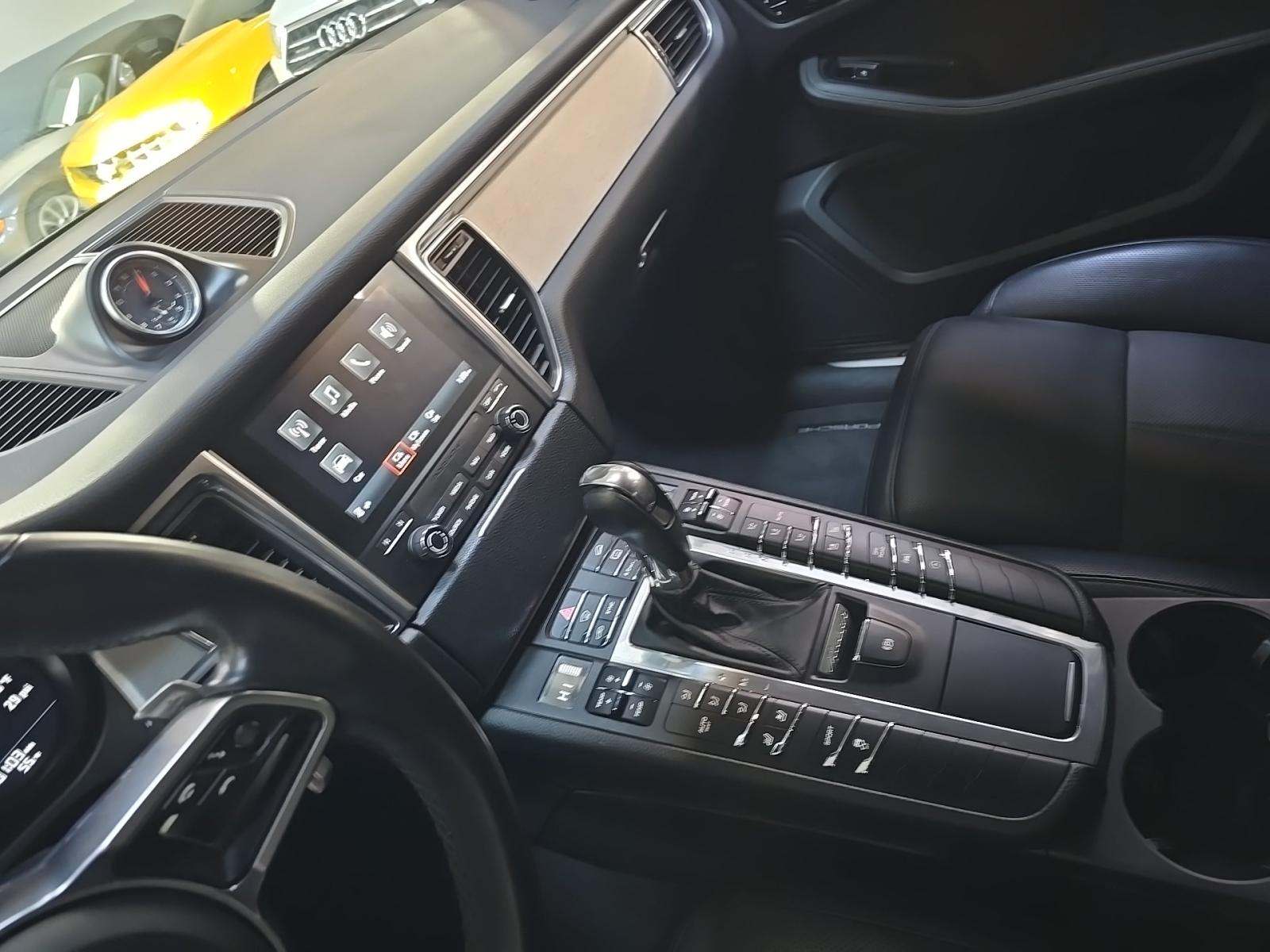 2018 Porsche Macan Base AWD