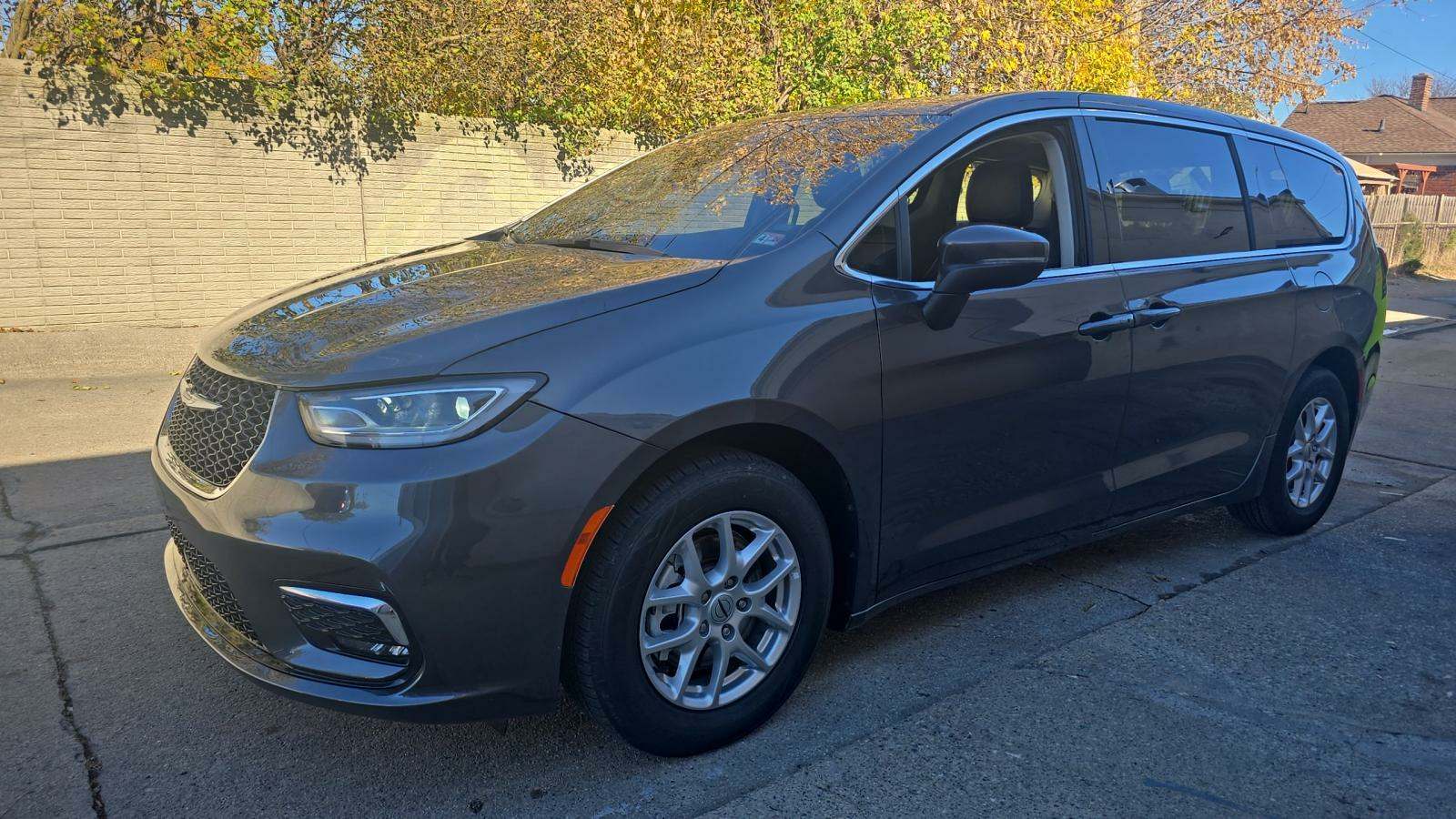 2023 Chrysler Pacifica Touring L 121.6