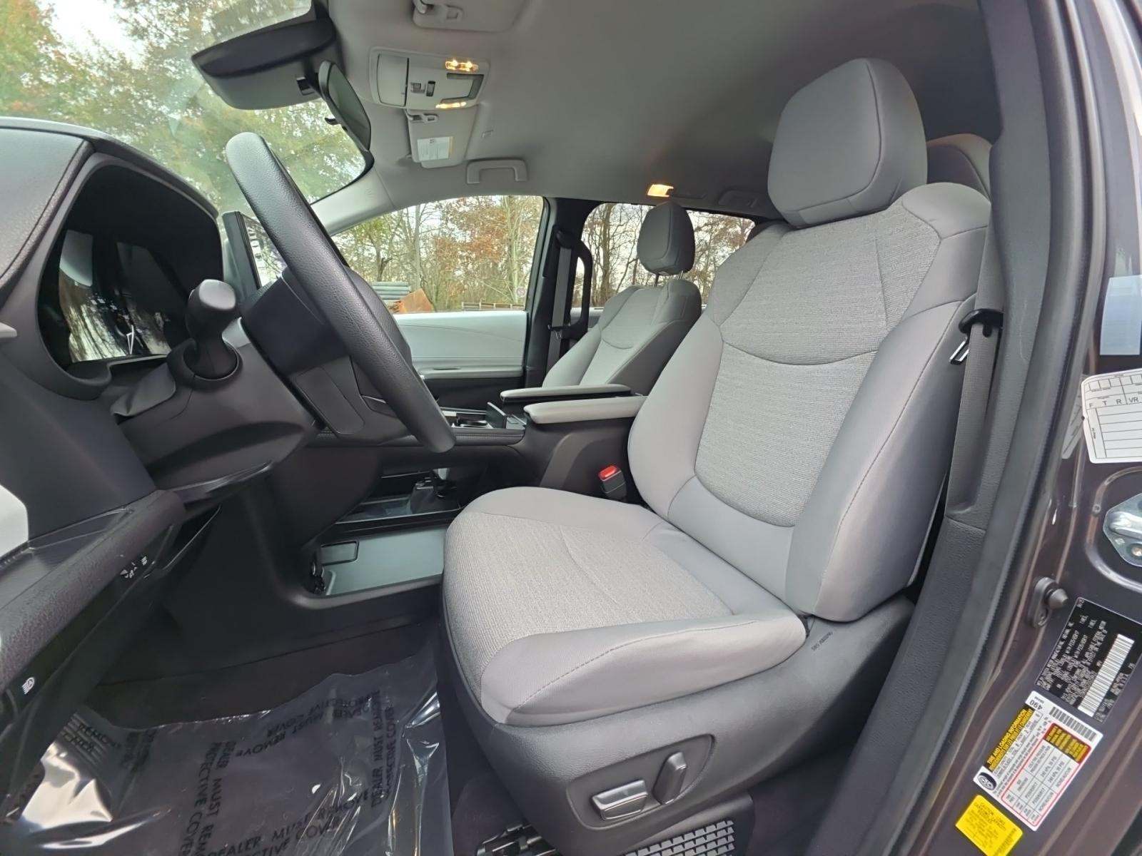 2025 Toyota Sienna LE FWD