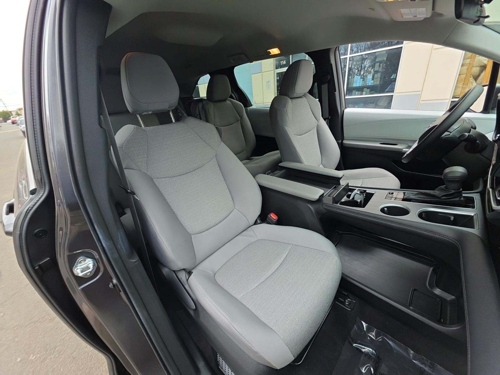 2025 Toyota Sienna LE FWD