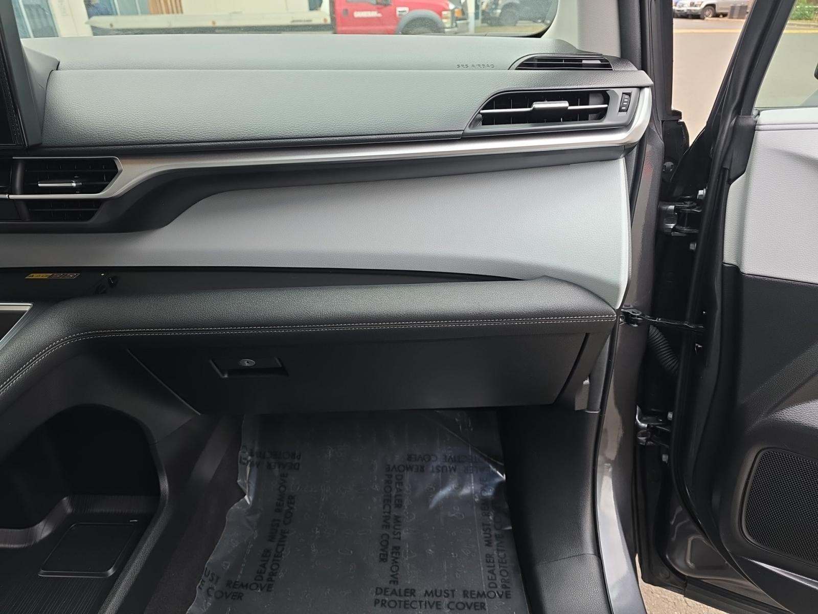 2025 Toyota Sienna LE FWD