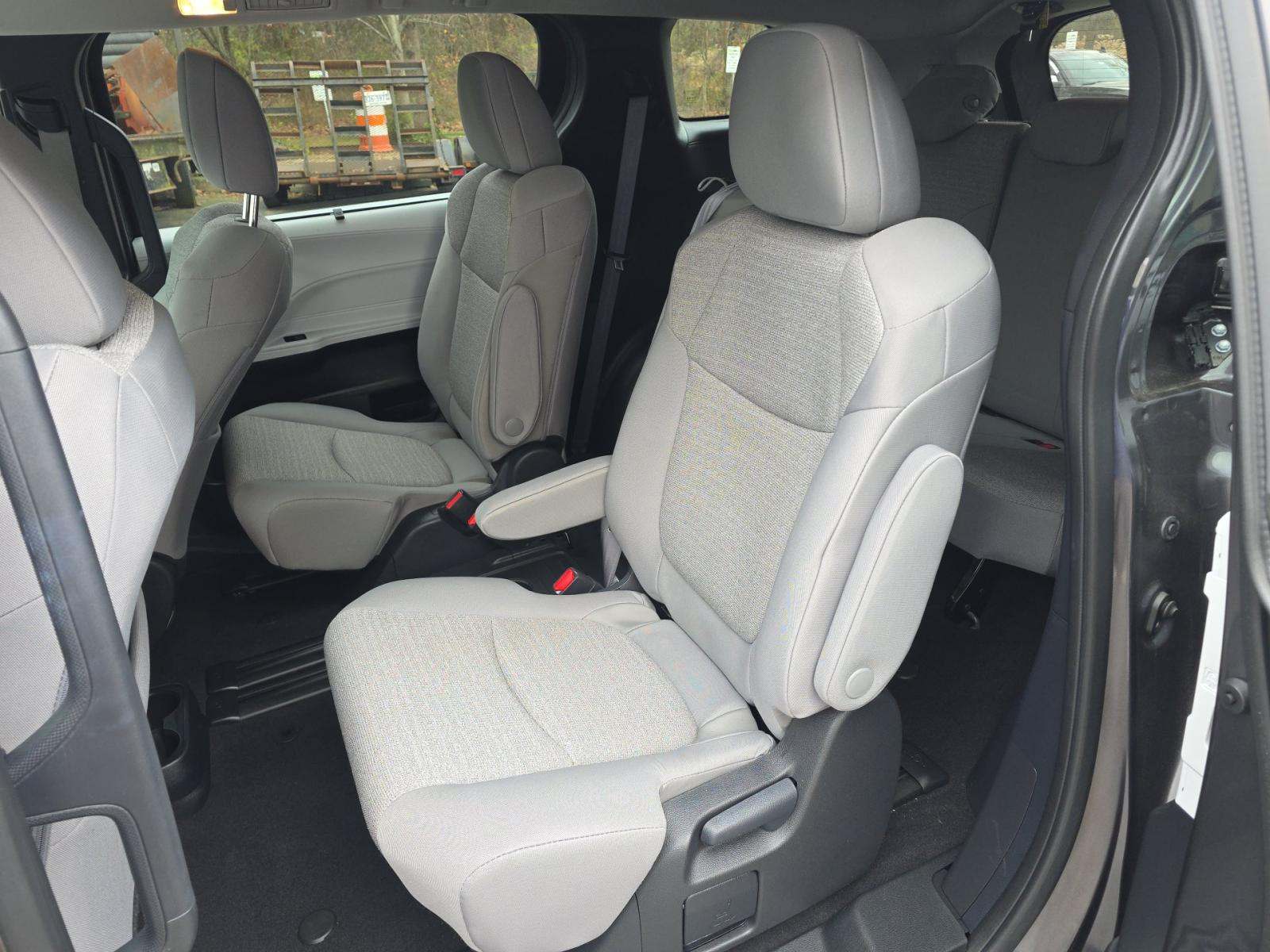 2025 Toyota Sienna LE FWD