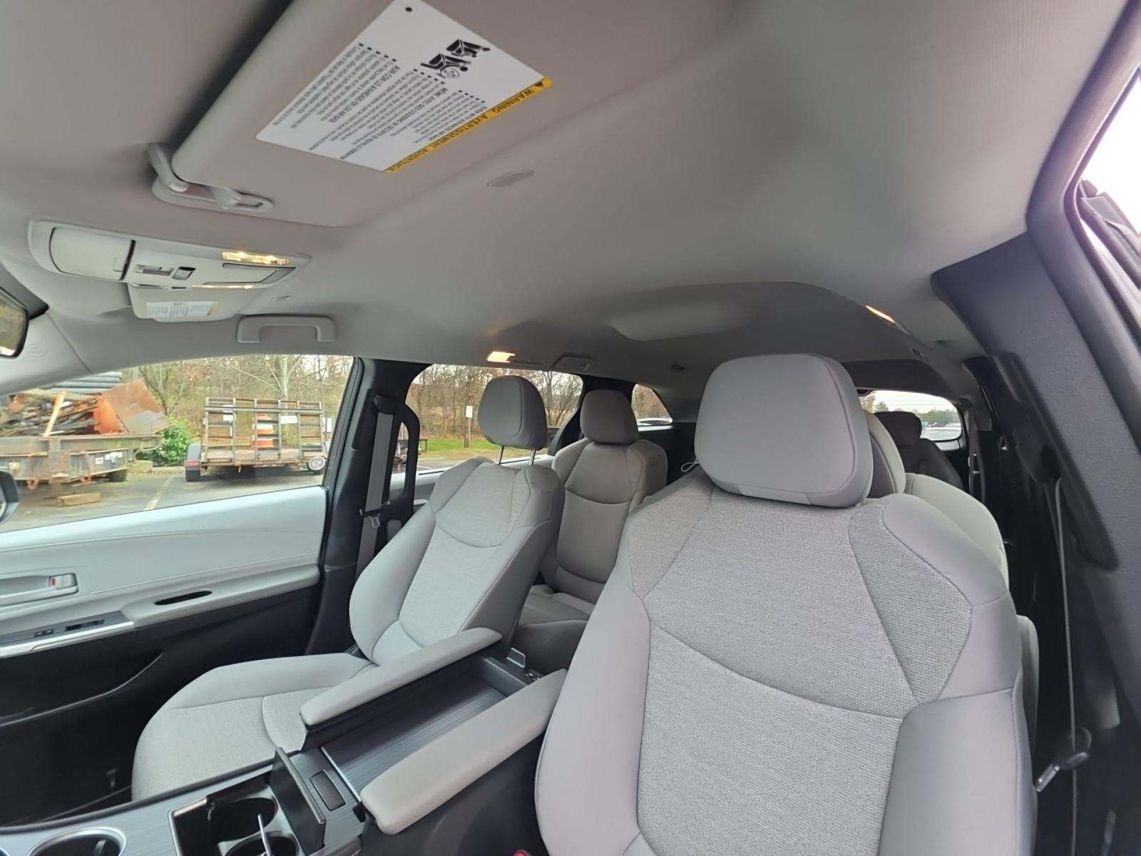 2025 Toyota Sienna LE FWD