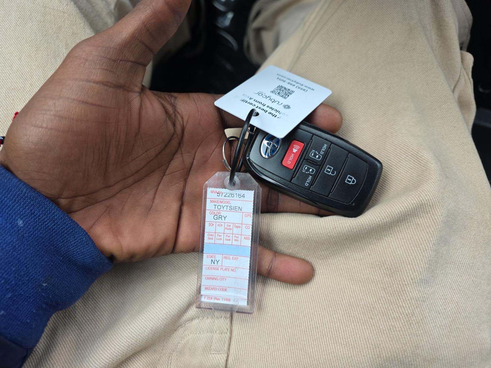 2025 Toyota Sienna LE FWD