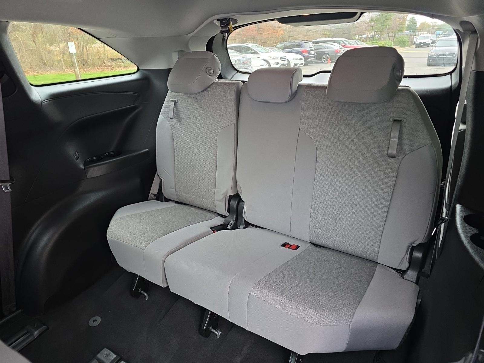 2025 Toyota Sienna LE FWD