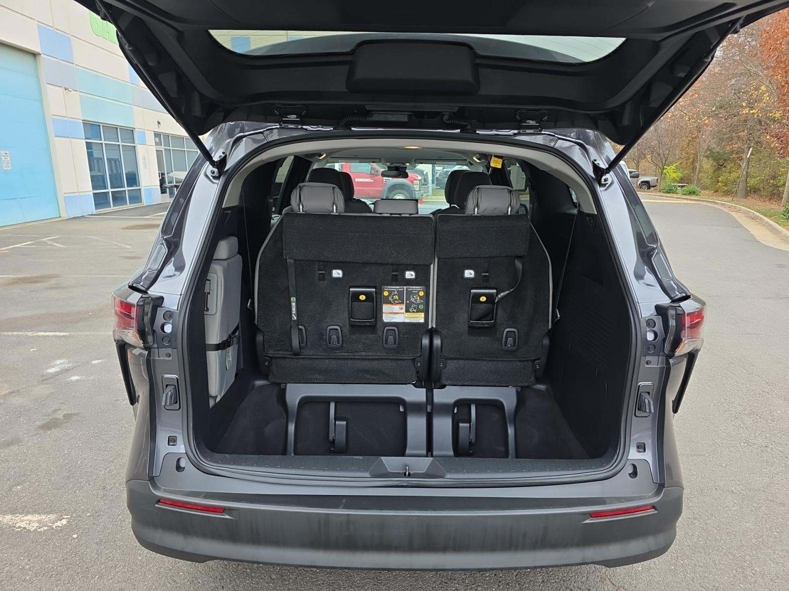 2025 Toyota Sienna LE FWD