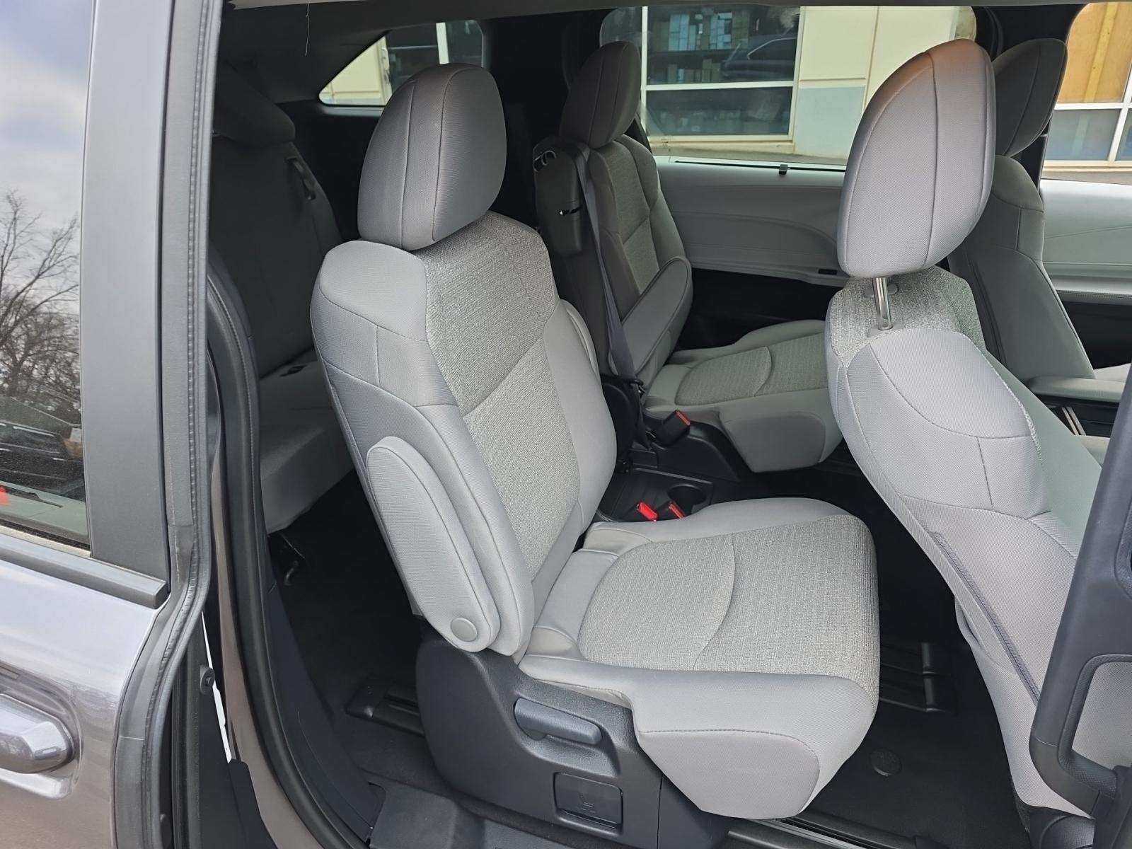 2025 Toyota Sienna LE FWD