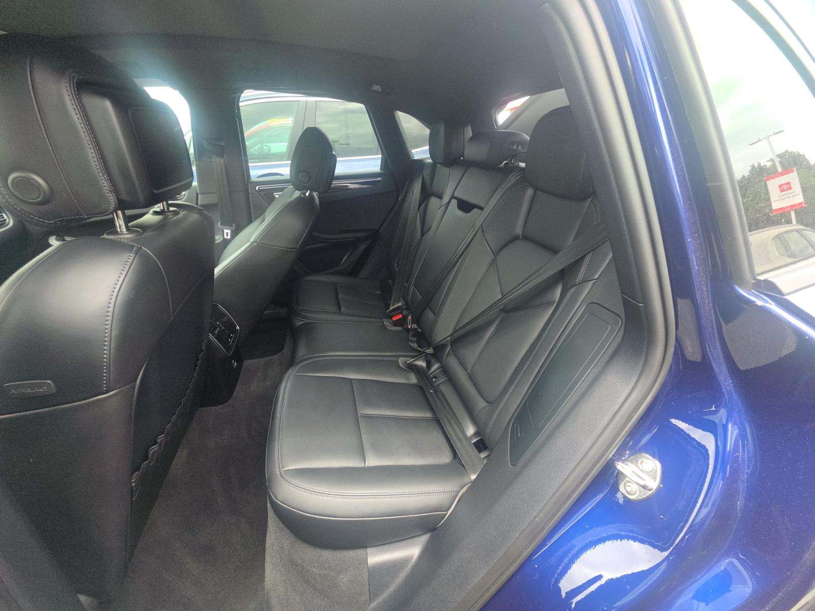 2022 Porsche Macan Base AWD