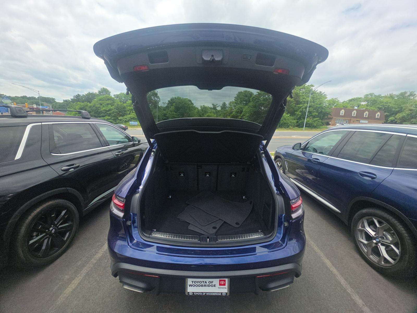 2022 Porsche Macan Base AWD