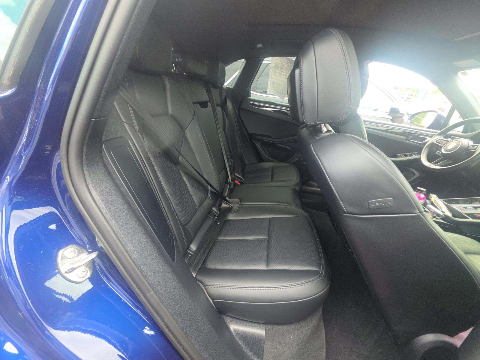 2022 Porsche Macan Base AWD