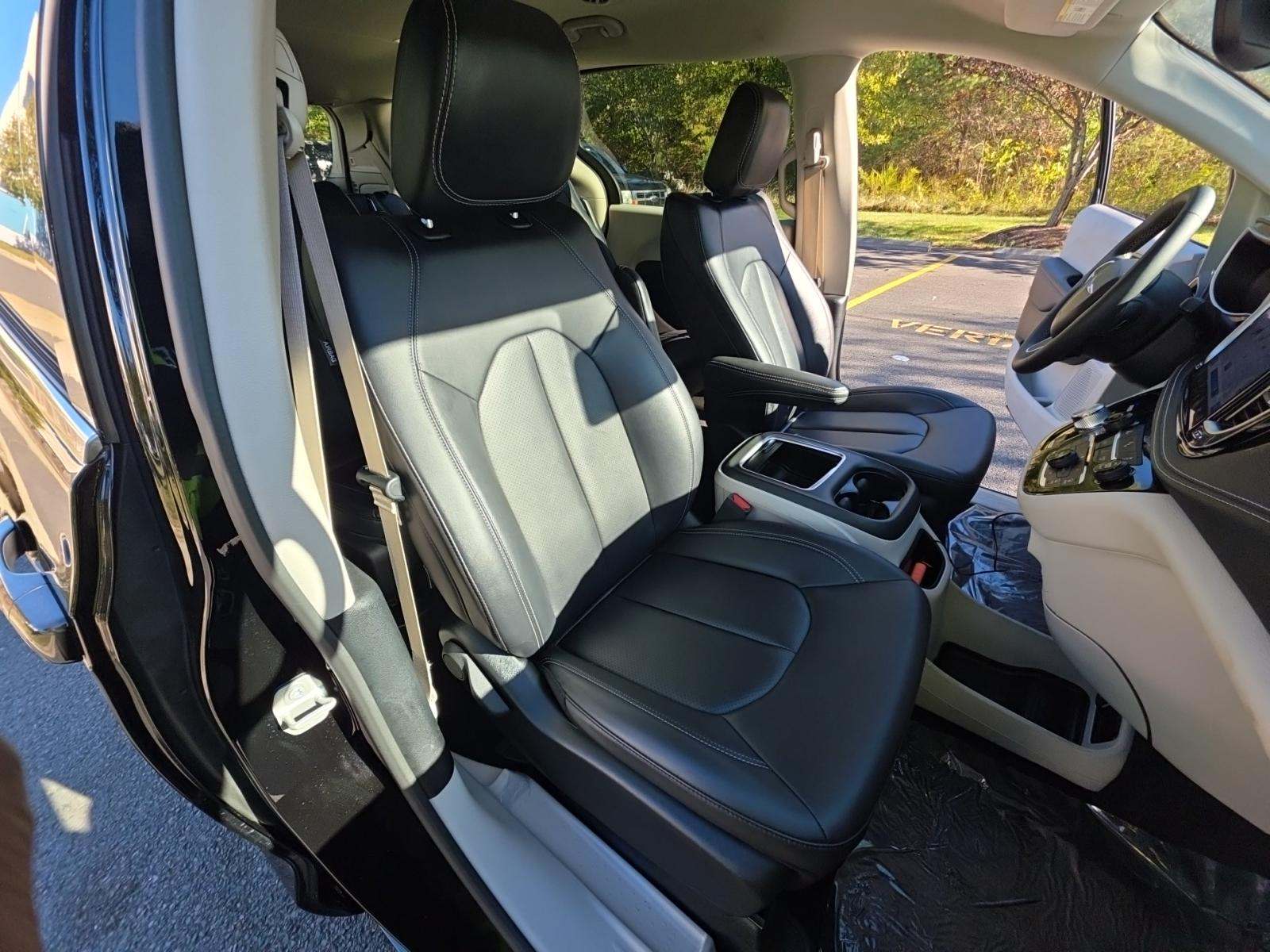 2024 Chrysler Pacifica Hybrid Select FWD